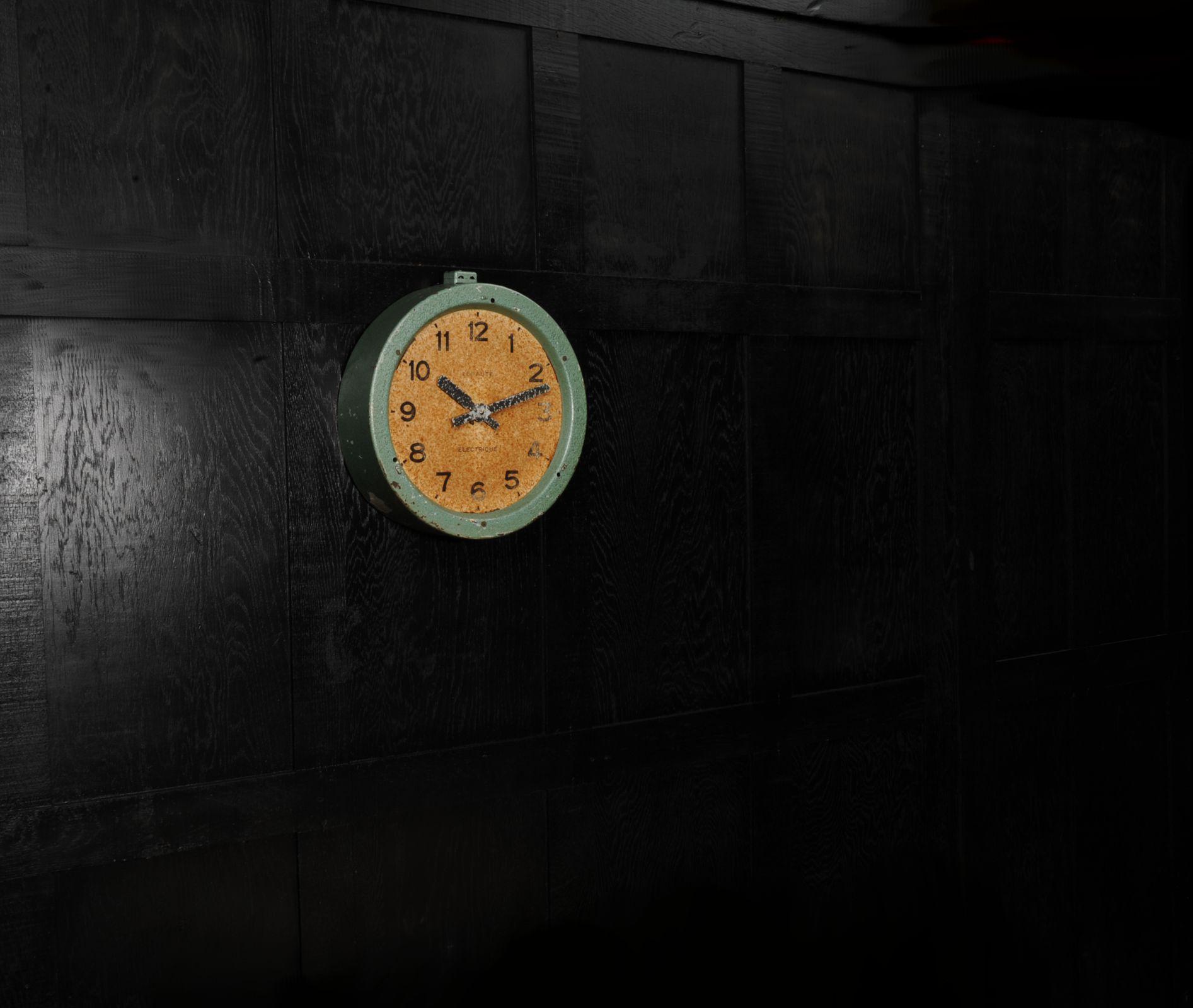 Horloge française vintage à cadran, Lepaute Paris, industrielle en parfait état de marche en vente 3