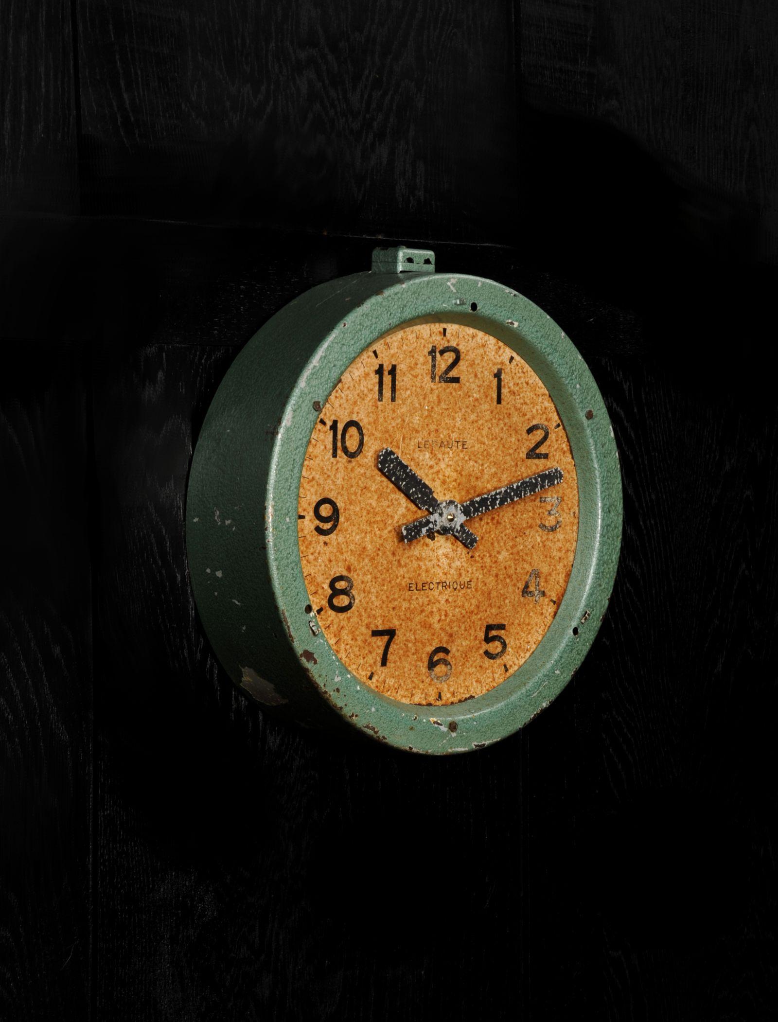 Horloge française vintage à cadran, Lepaute Paris, industrielle en parfait état de marche en vente 4
