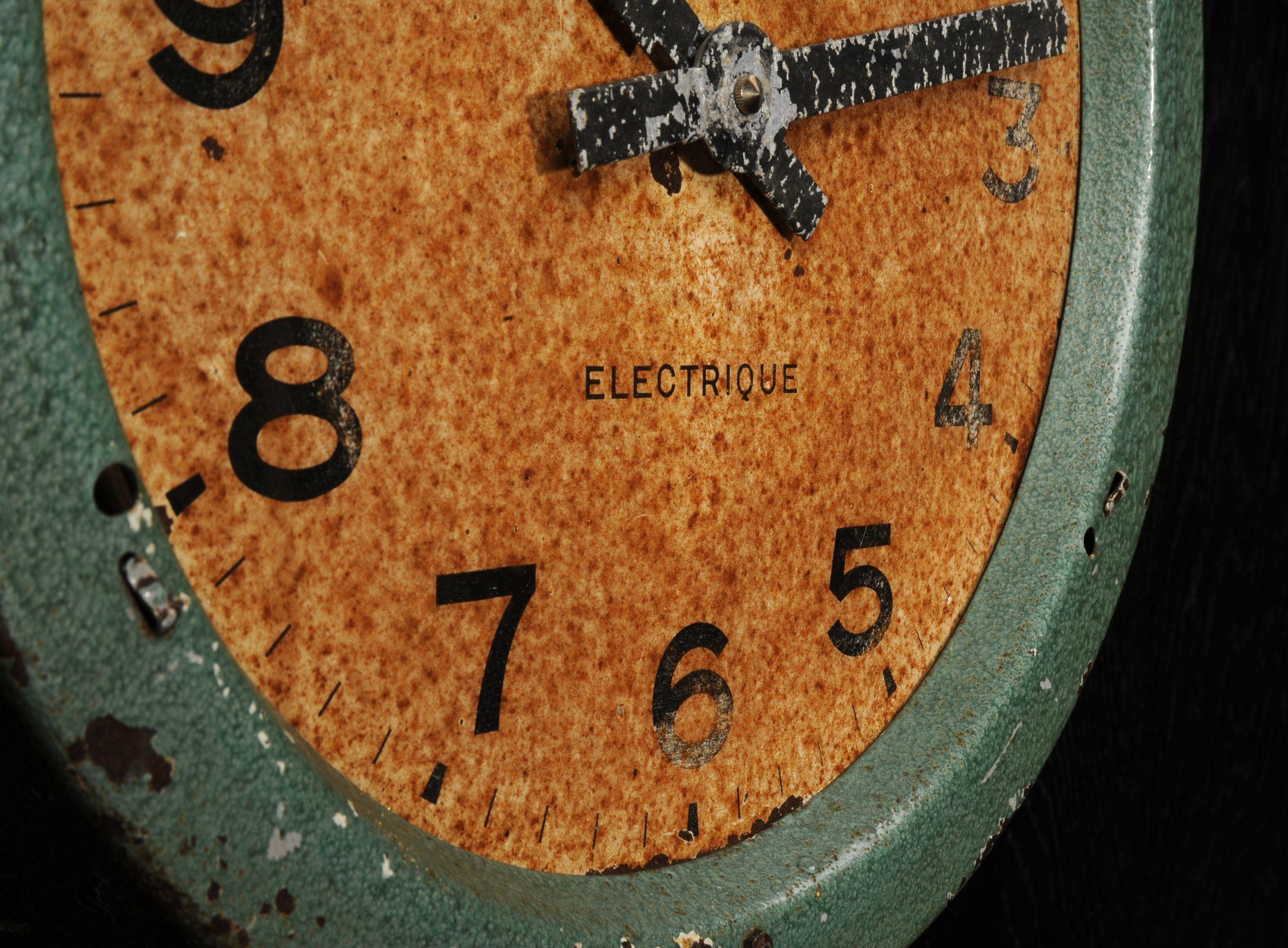 Horloge française vintage à cadran, Lepaute Paris, industrielle en parfait état de marche en vente 5
