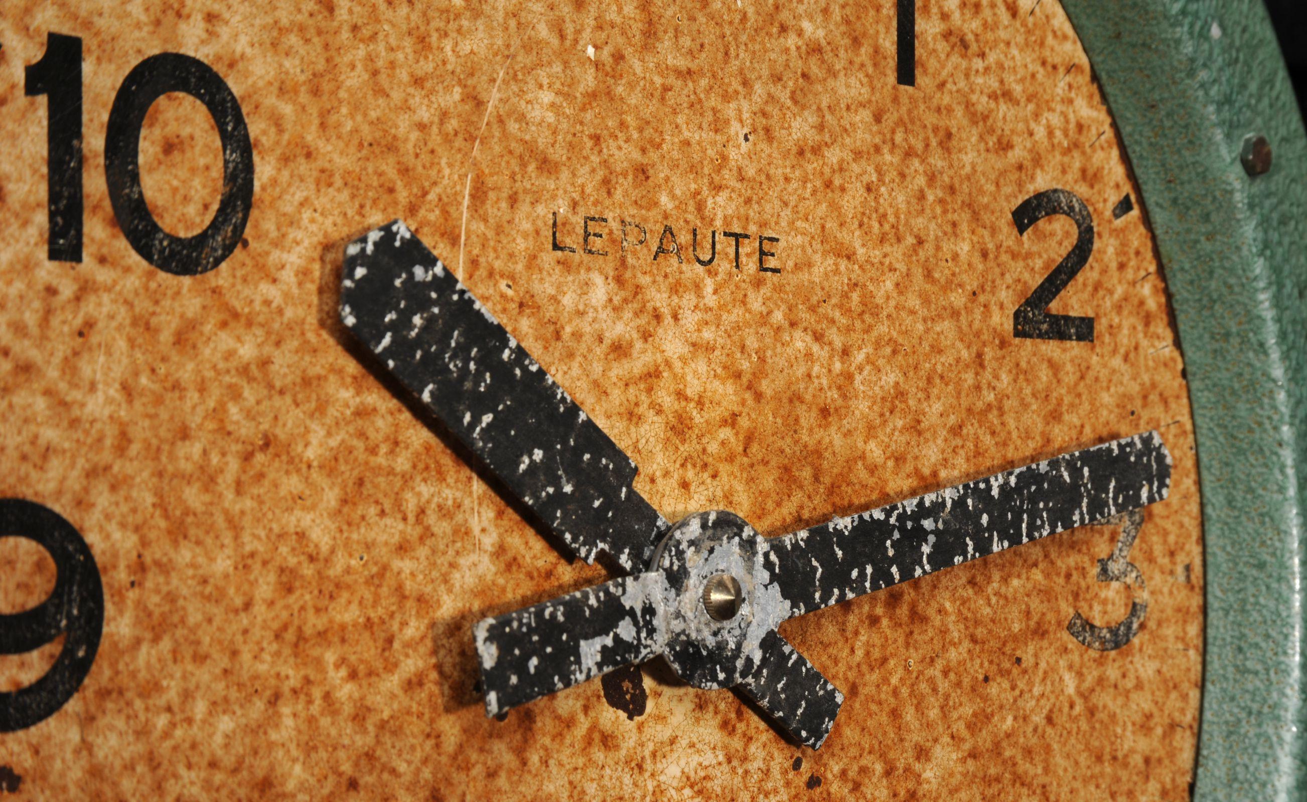 Horloge française vintage à cadran, Lepaute Paris, industrielle en parfait état de marche en vente 6