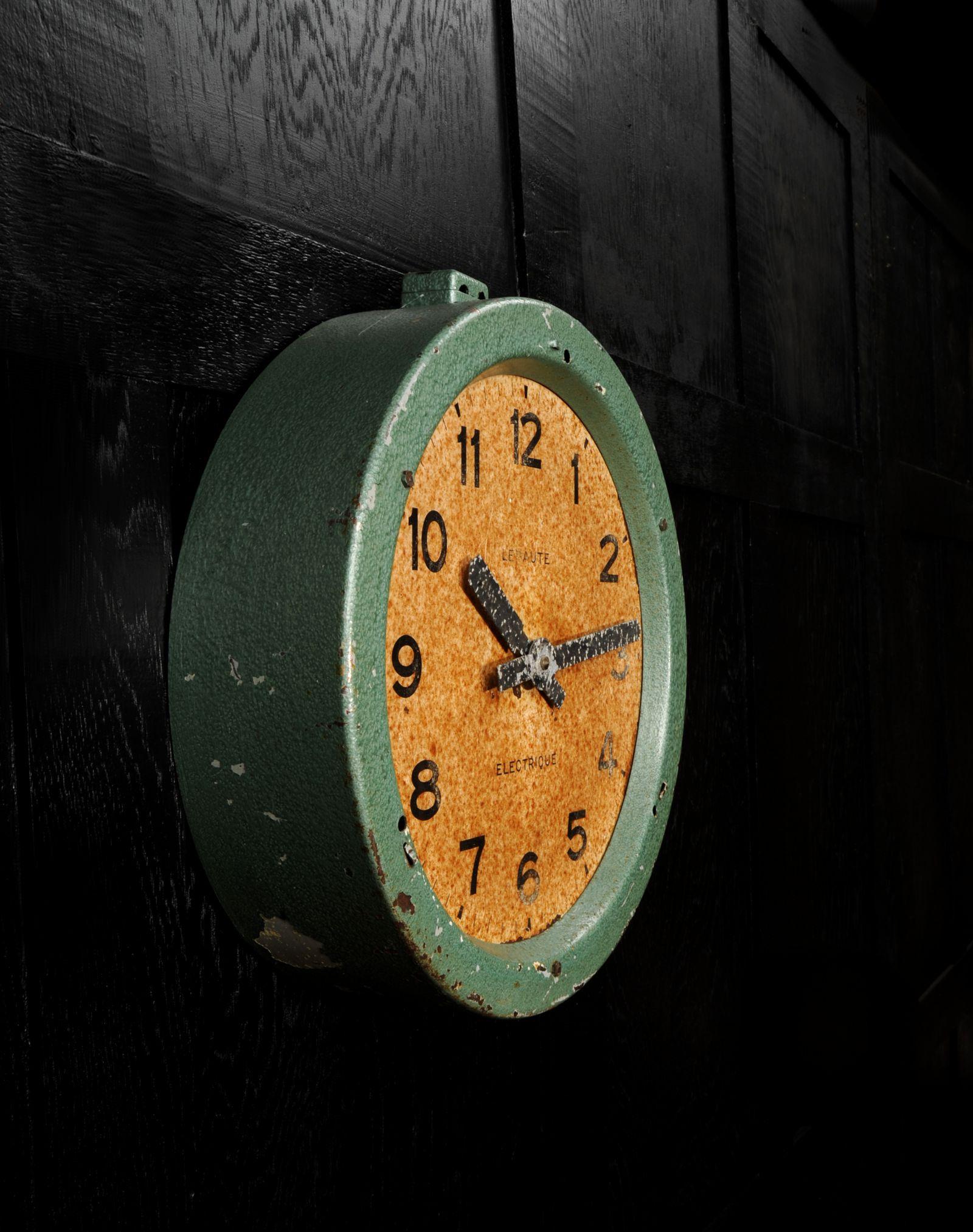 Horloge française vintage à cadran, Lepaute Paris, industrielle en parfait état de marche en vente 7