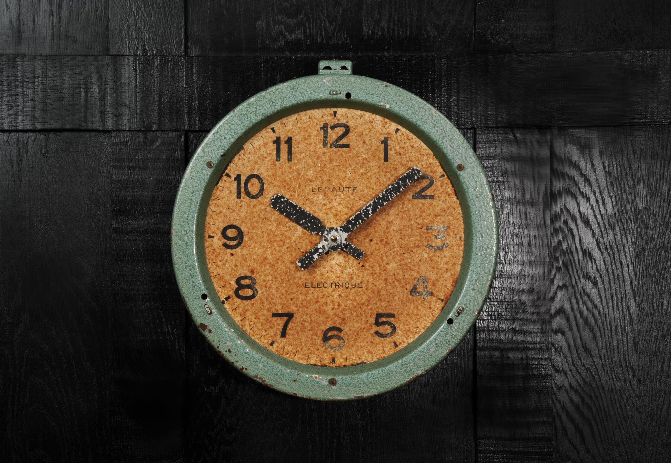 Une superbe horloge industrielle française vintage de la célèbre société Henri Lepaute. Trouvée abandonnée dans un bâtiment industriel français par notre acheteur, la boîte en émail vert abîmée et le cadran marqué par la rouille évoquent le
