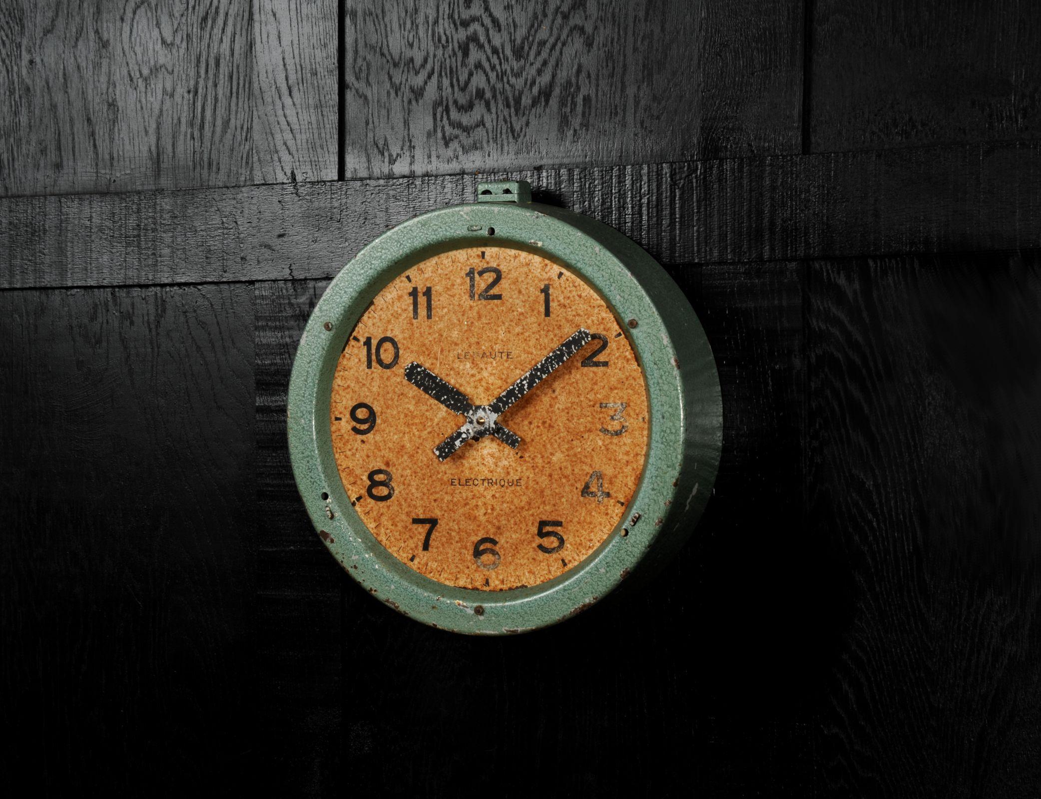 Industriel Horloge française vintage à cadran, Lepaute Paris, industrielle en parfait état de marche en vente