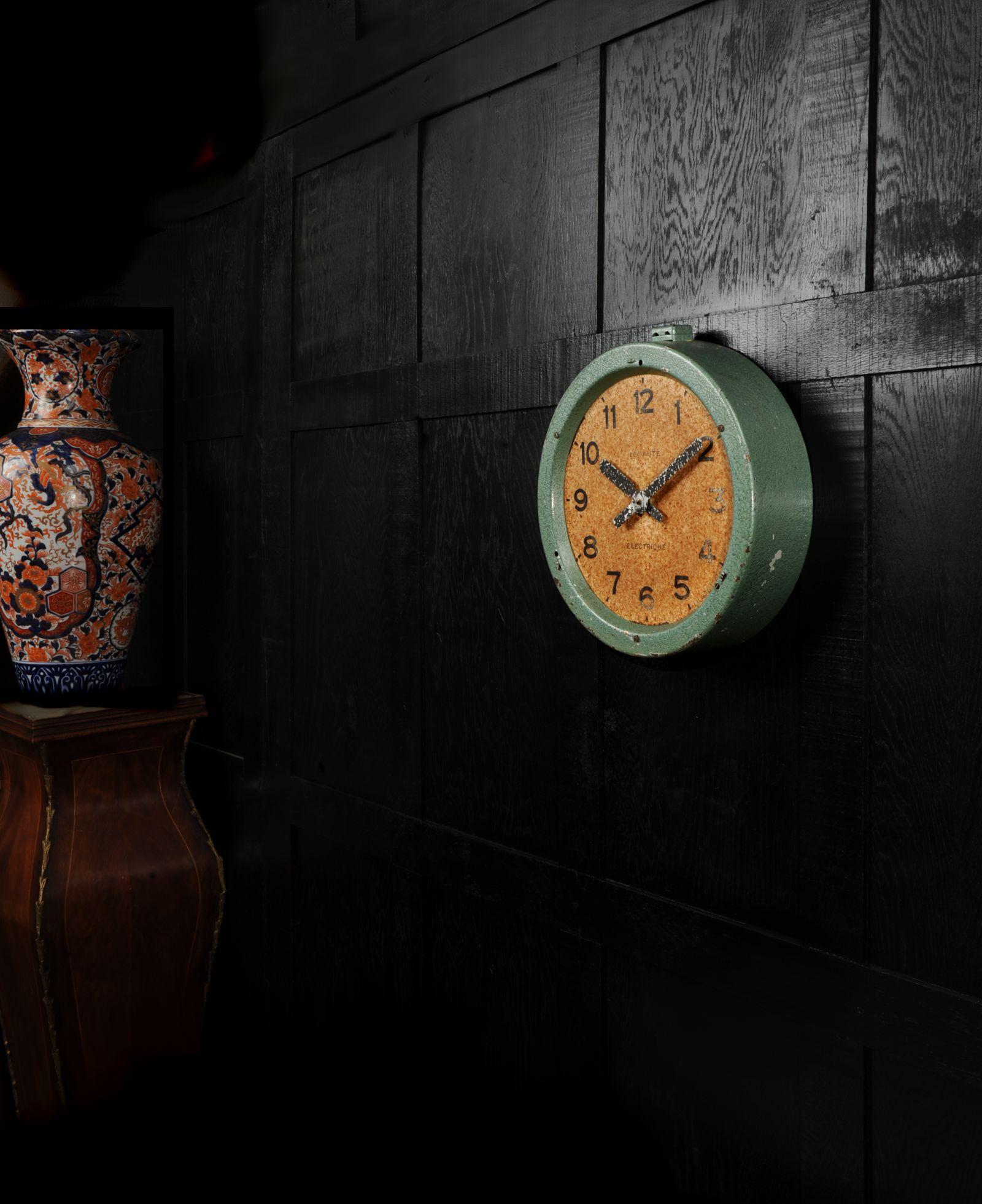 Français Horloge française vintage à cadran, Lepaute Paris, industrielle en parfait état de marche en vente