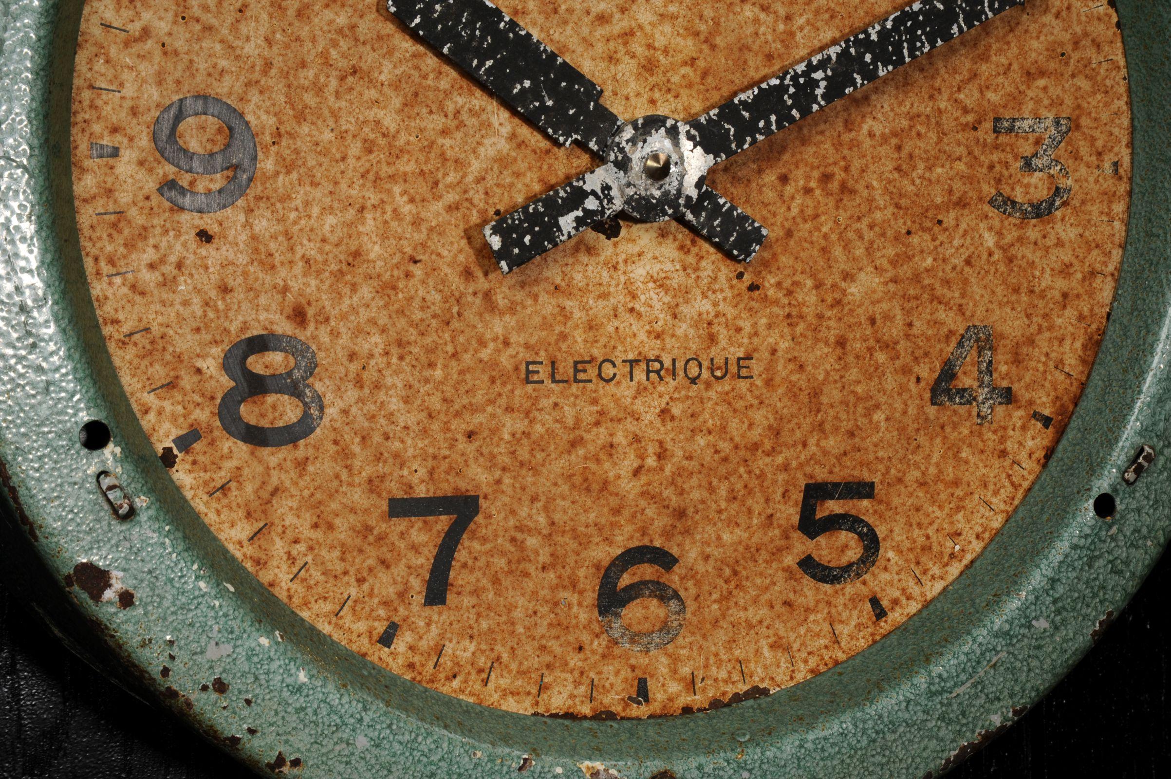 Horloge française vintage à cadran, Lepaute Paris, industrielle en parfait état de marche Abîmé - En vente à Belper, Derbyshire