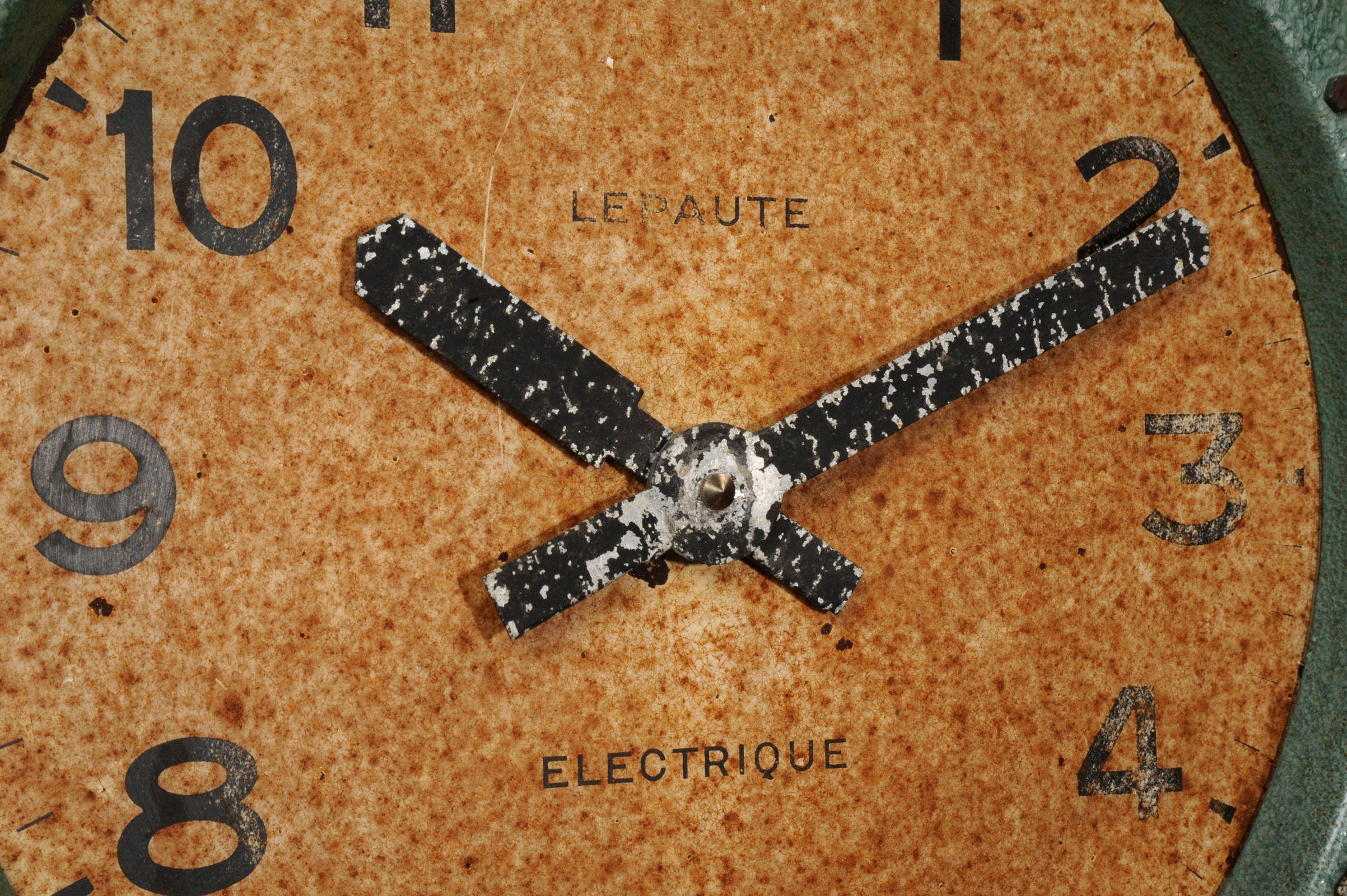 20ième siècle Horloge française vintage à cadran, Lepaute Paris, industrielle en parfait état de marche en vente