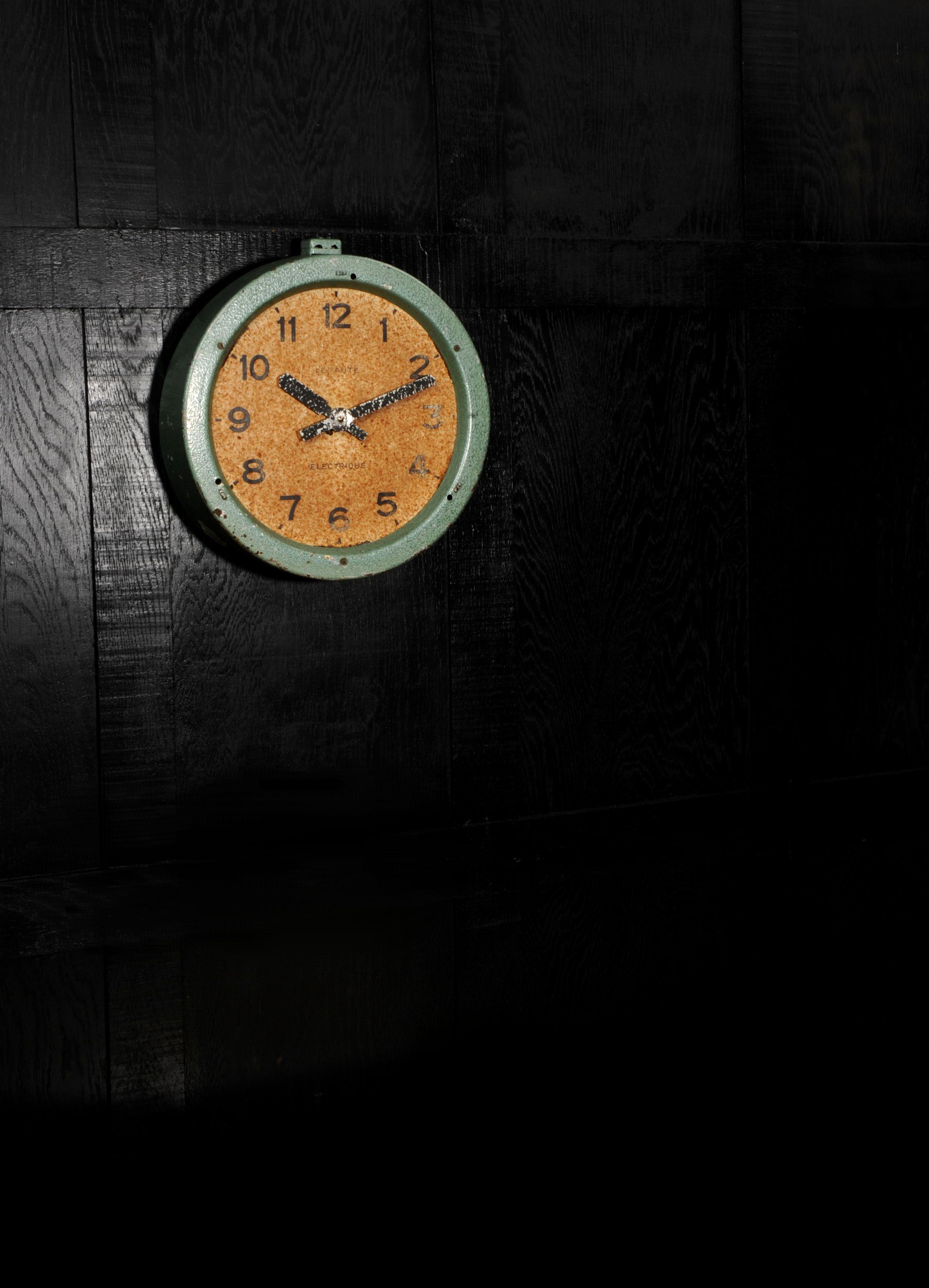 Horloge française vintage à cadran, Lepaute Paris, industrielle en parfait état de marche en vente 1