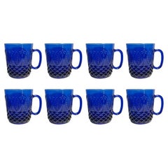 Ensemble de 8 tasses françaises en verre taillé bleu cobalt avec motif floral