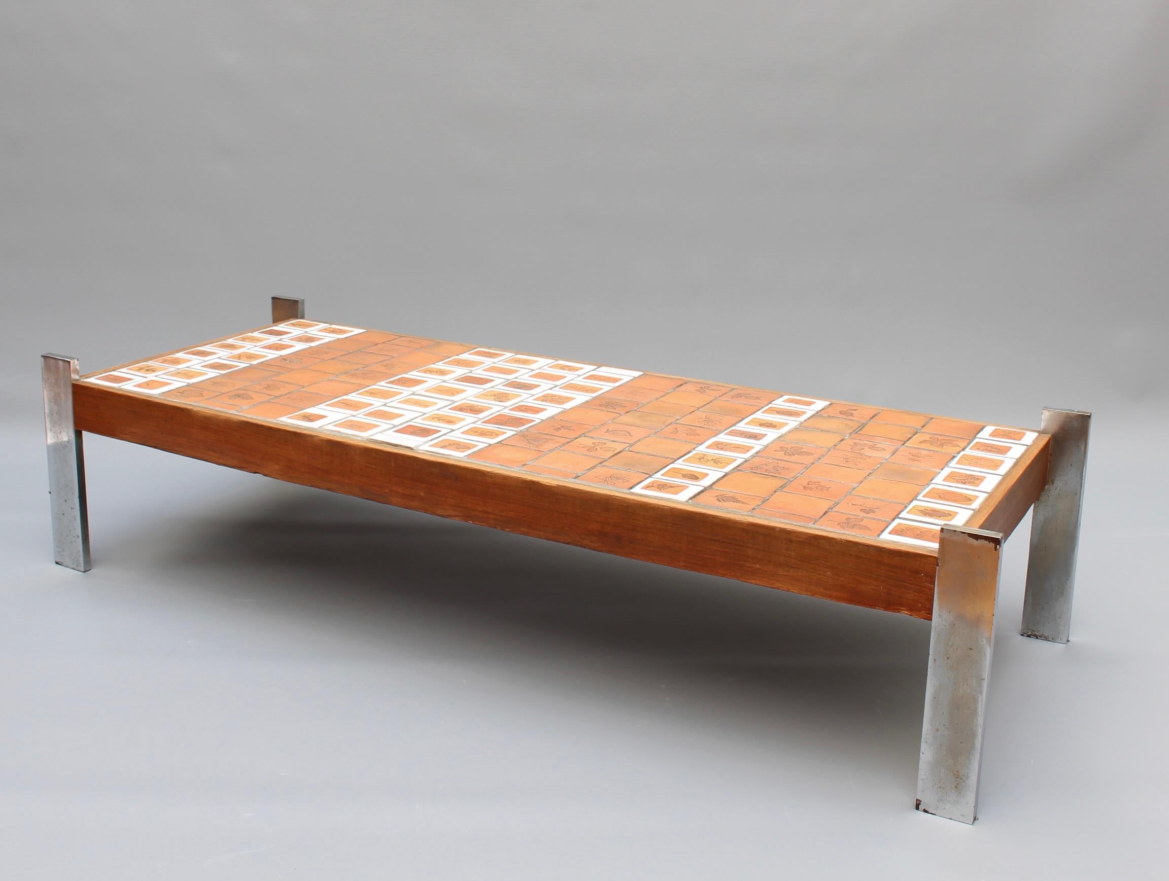 Français Table basse vintage française avec carreaux à motifs de feuilles par Roger Capron (circa 1970) en vente