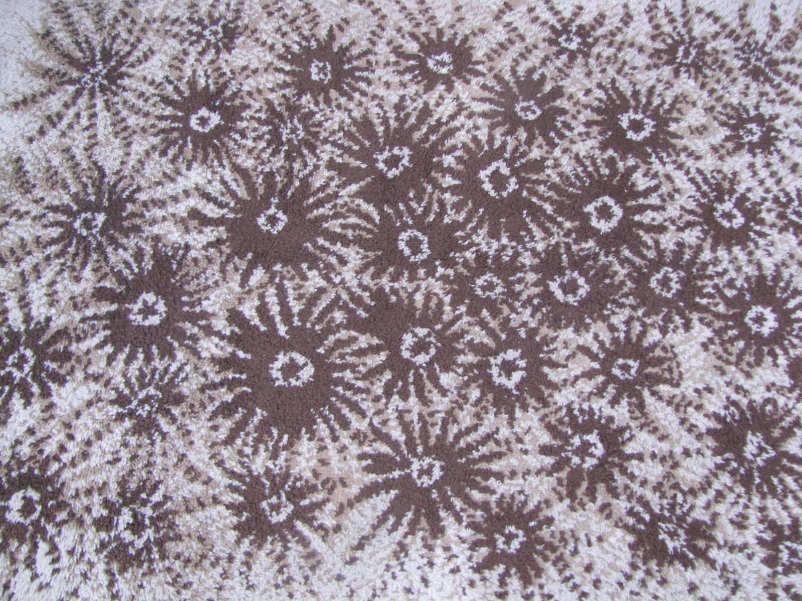 Scopri l'eleganza senza tempo di un tappeto francese della metà del XX secolo della rinomata manifattura Cogolin. Immergiti nel suo design moderno e Art Deco, un capolavoro interamente annodato a mano con velluto di lana su una base di cotone. Eleva