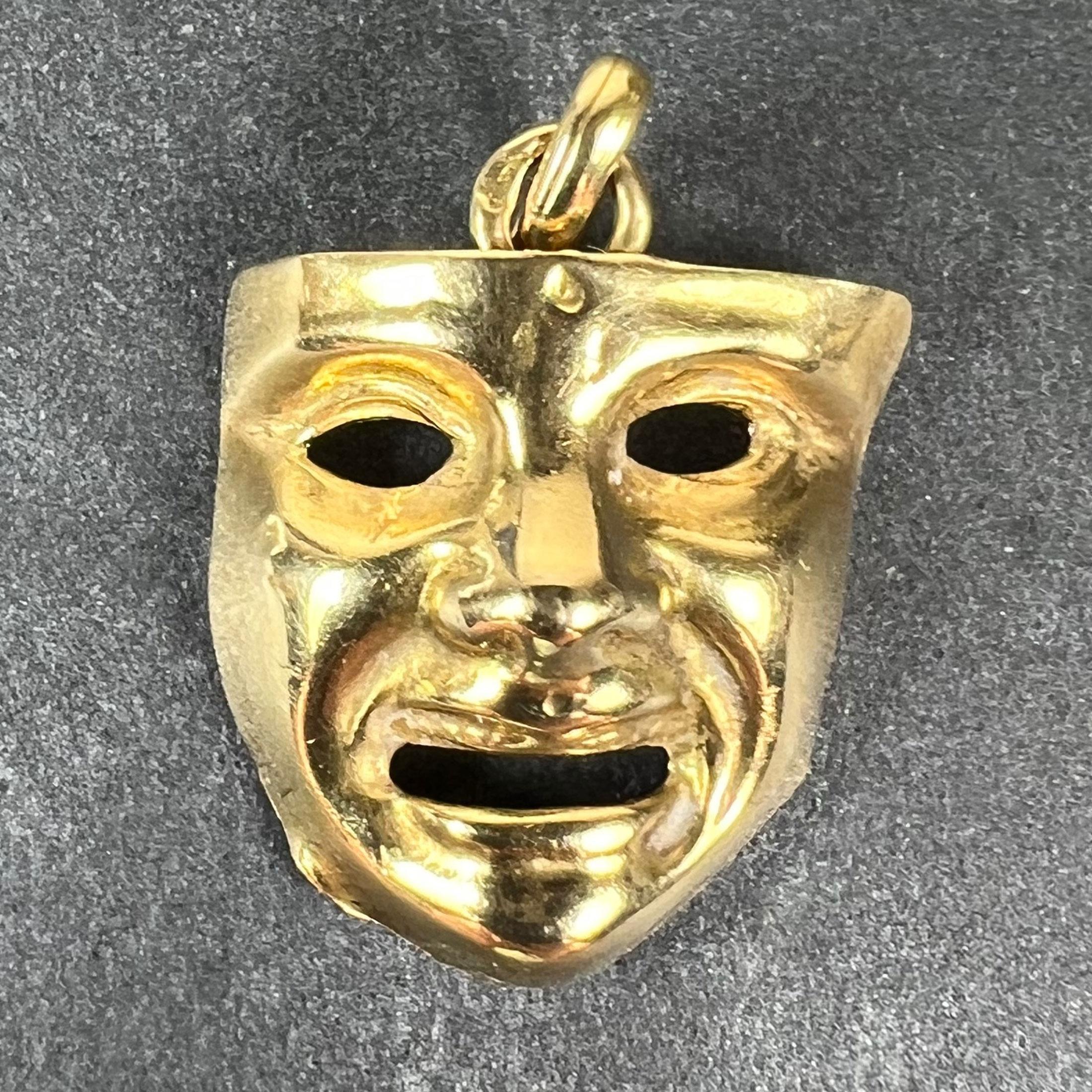 Pendentif à breloques en or jaune 18 carats (18K) d'époque française, conçu comme un masque de théâtre ou d'art dramatique représentant la tragédie ou la comédie. Estampillé de la marque de la tête d'aigle pour l'or 18 carats et de fabrication