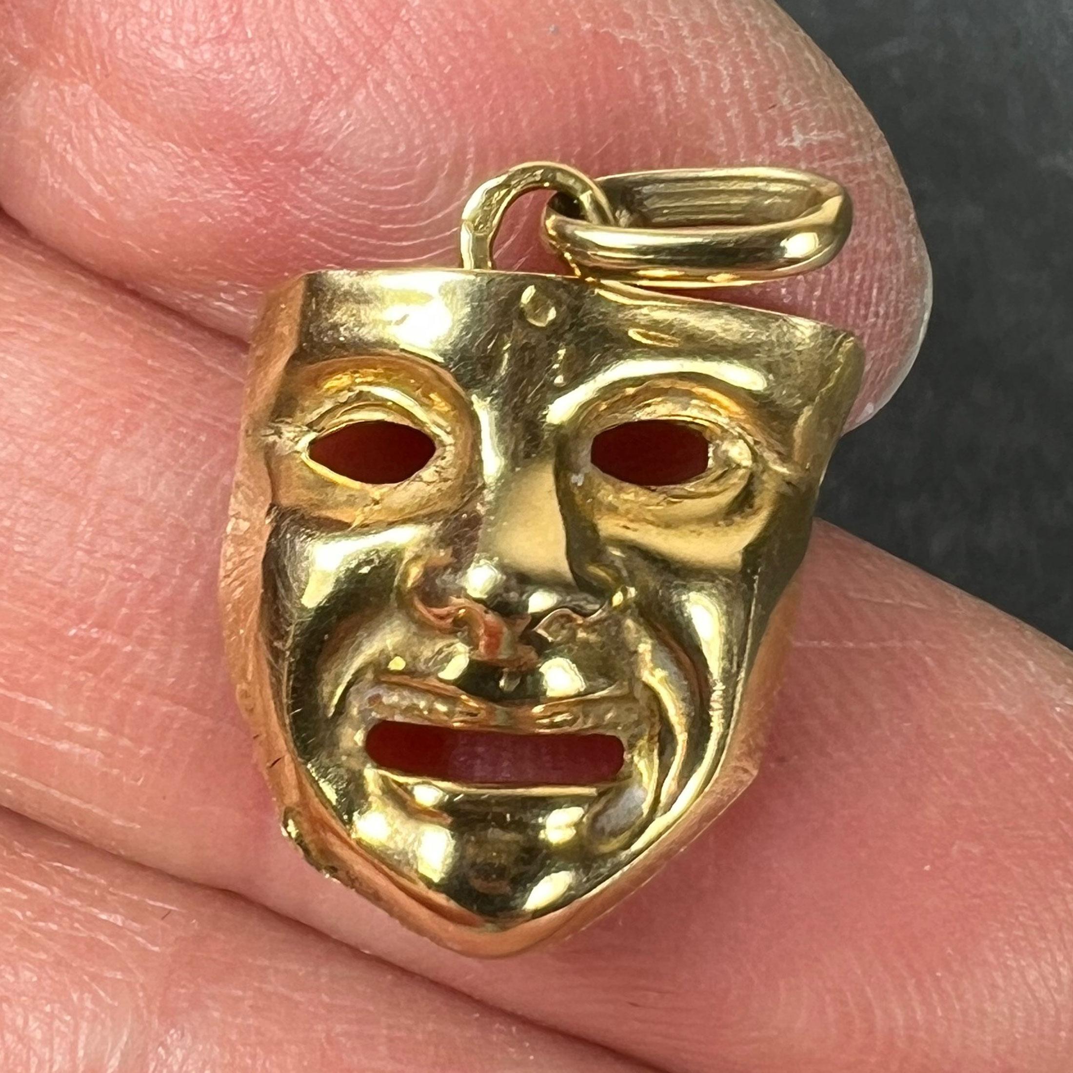Vintage French Comedy Tragedy Theatre Drama Mask 18K Yellow Gold Charm Pendentif en vente 1