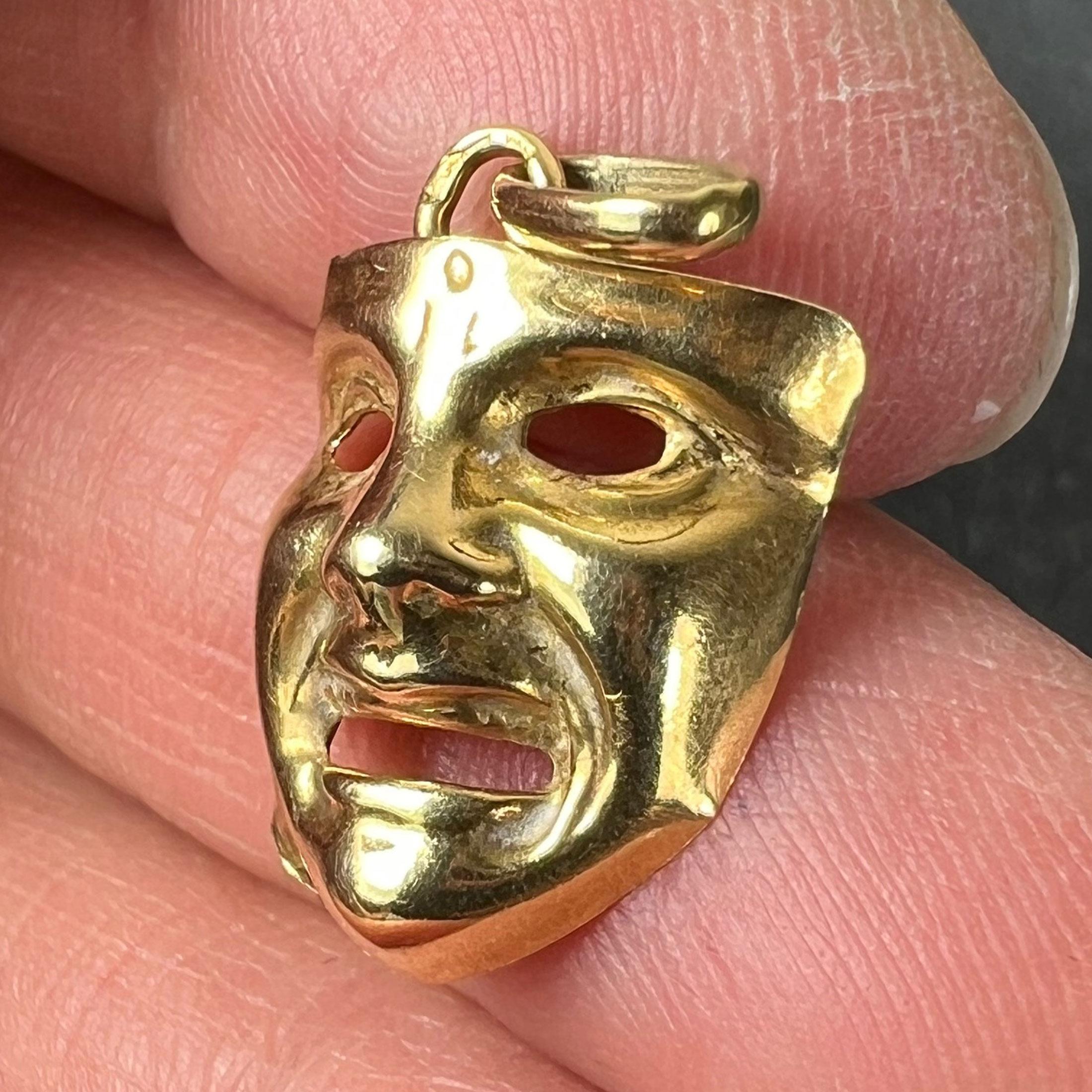 Vintage French Comedy Tragedy Theatre Drama Mask 18K Yellow Gold Charm Pendentif en vente 2