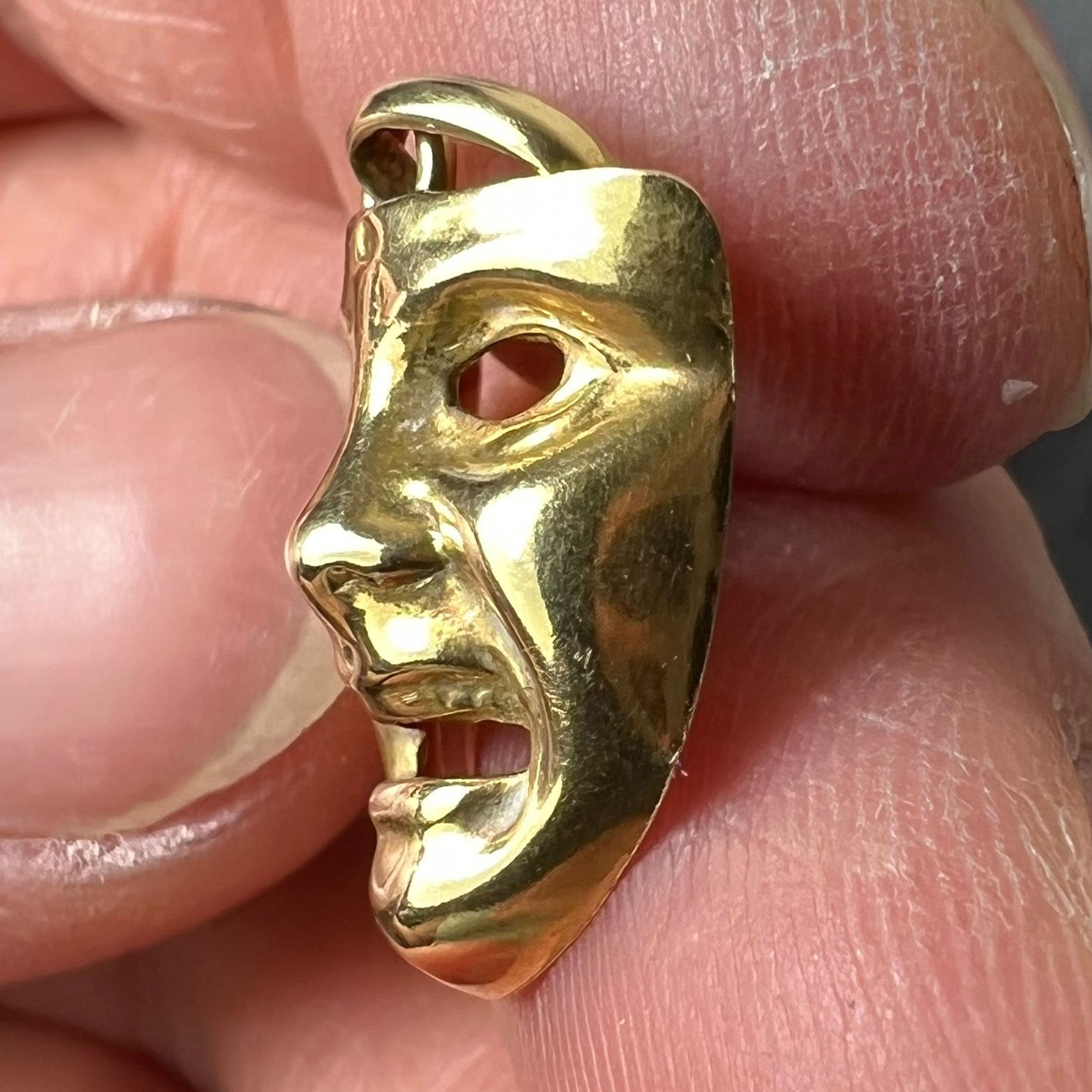 Vintage French Comedy Tragedy Theatre Drama Mask 18K Yellow Gold Charm Pendentif en vente 3