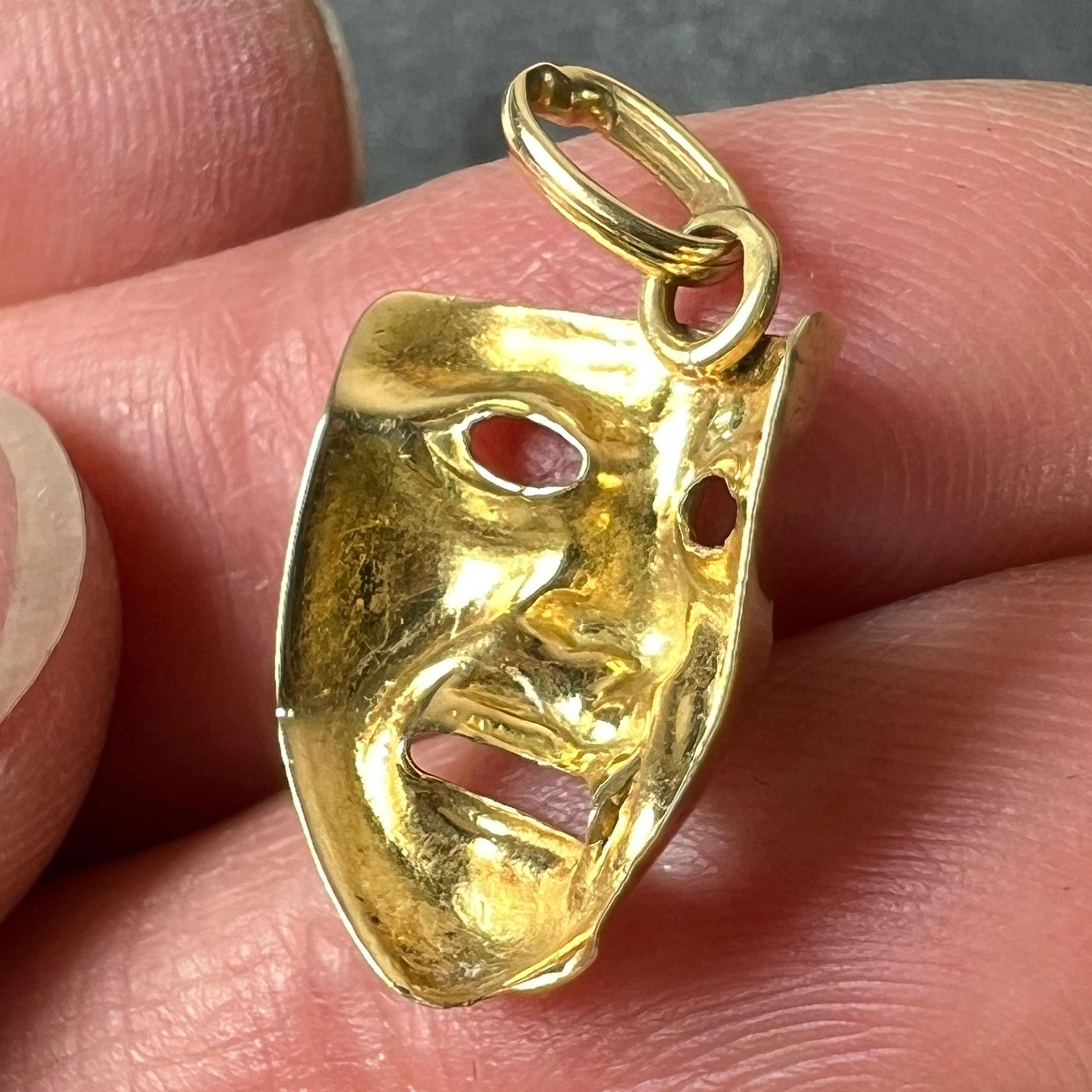 Vintage French Comedy Tragedy Theatre Drama Mask 18K Yellow Gold Charm Pendentif en vente 4