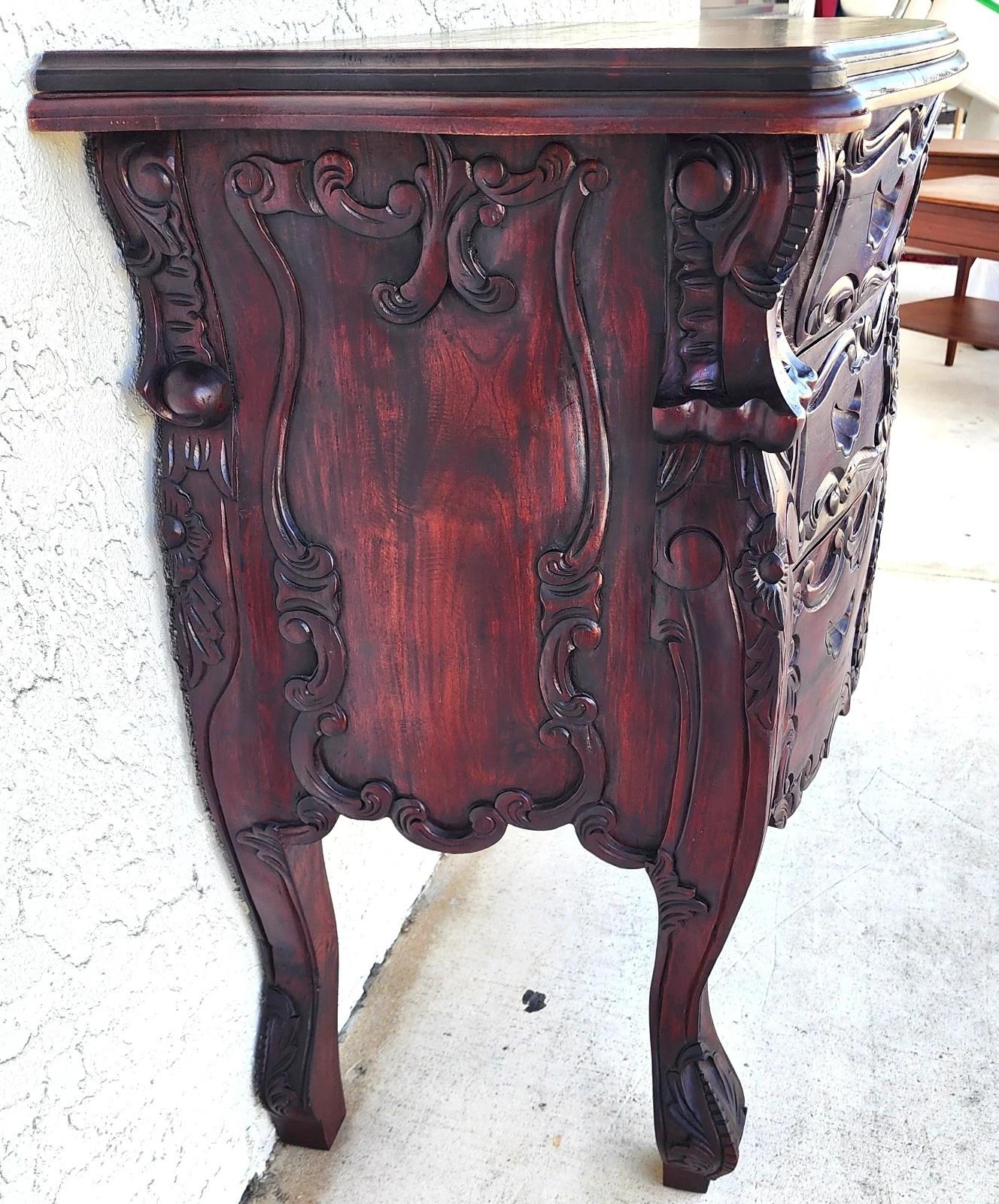 Comò francese d'epoca con cassettone a bombe in vendita 4