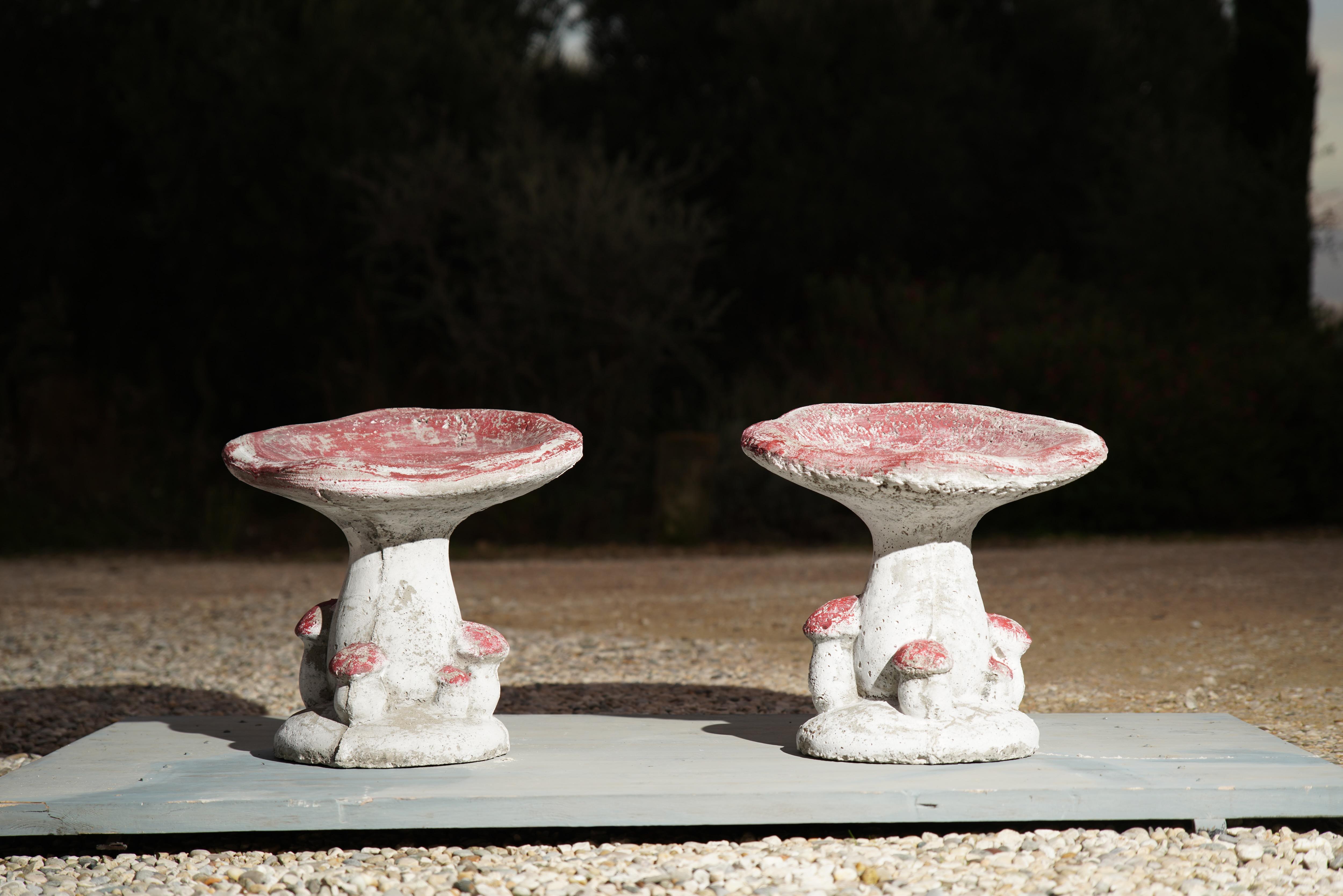 Merveilleux tabourets champignons en béton des années 1950 provenant du sud-ouest de la France. Chaque tabouret est fabriqué en béton et est exceptionnellement robuste et lourd (environ 20 kg chacun). 

Chaque tabouret est équipé d'un trou continu,