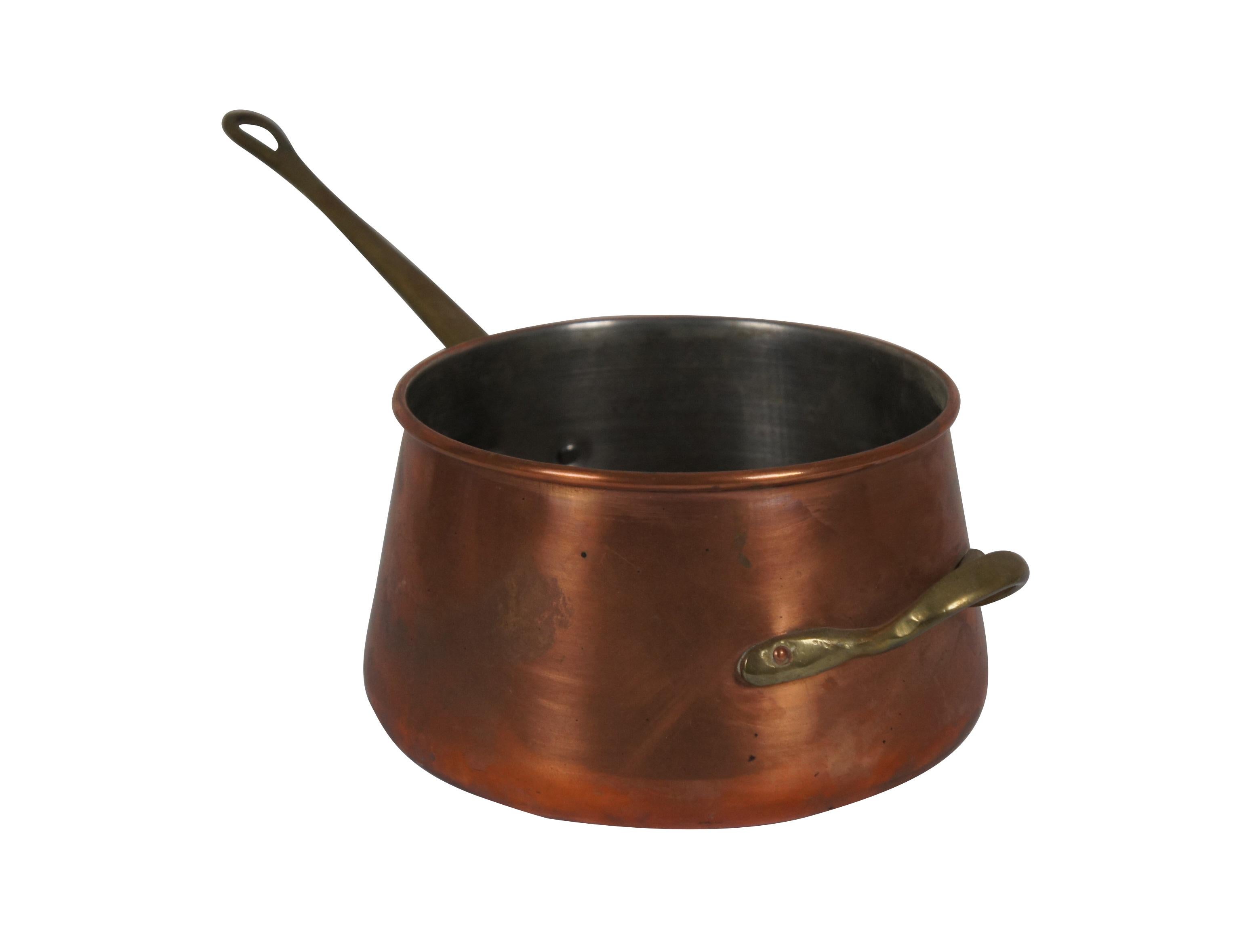 20th century copper sauce pot / pan. Slightly tapered round body with two brass handles - one straight, one fixed bail. 

Dimensions:
14.25