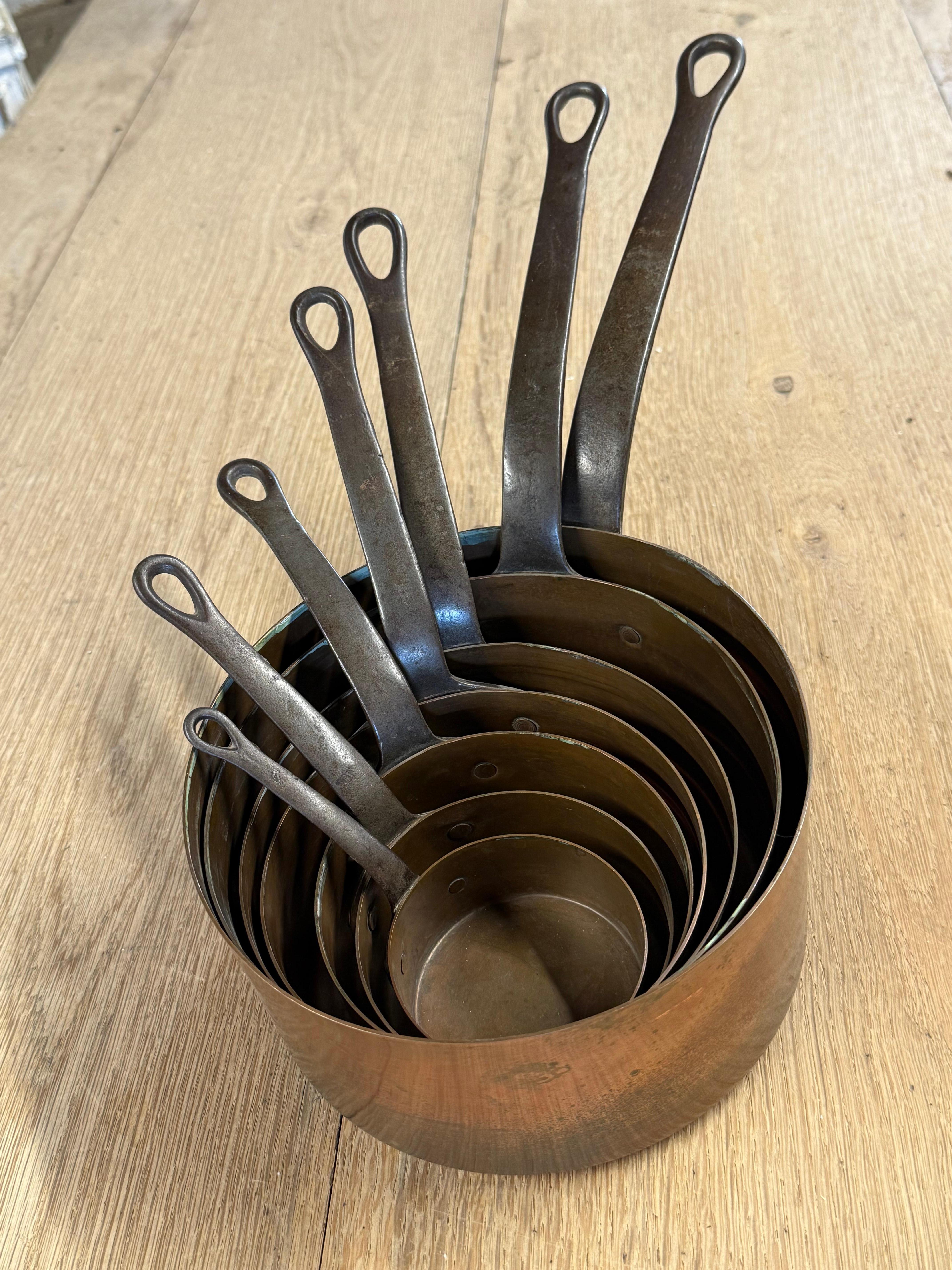 Set de casseroles en cuivre français vintage Bon état - En vente à Ongar, GB