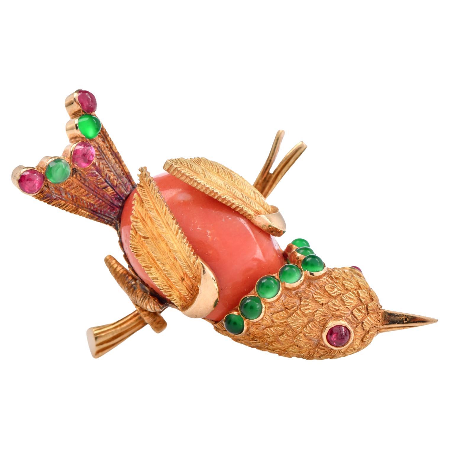 Broche oiseau française vintage en corail, or, émeraude et rubis en vente
