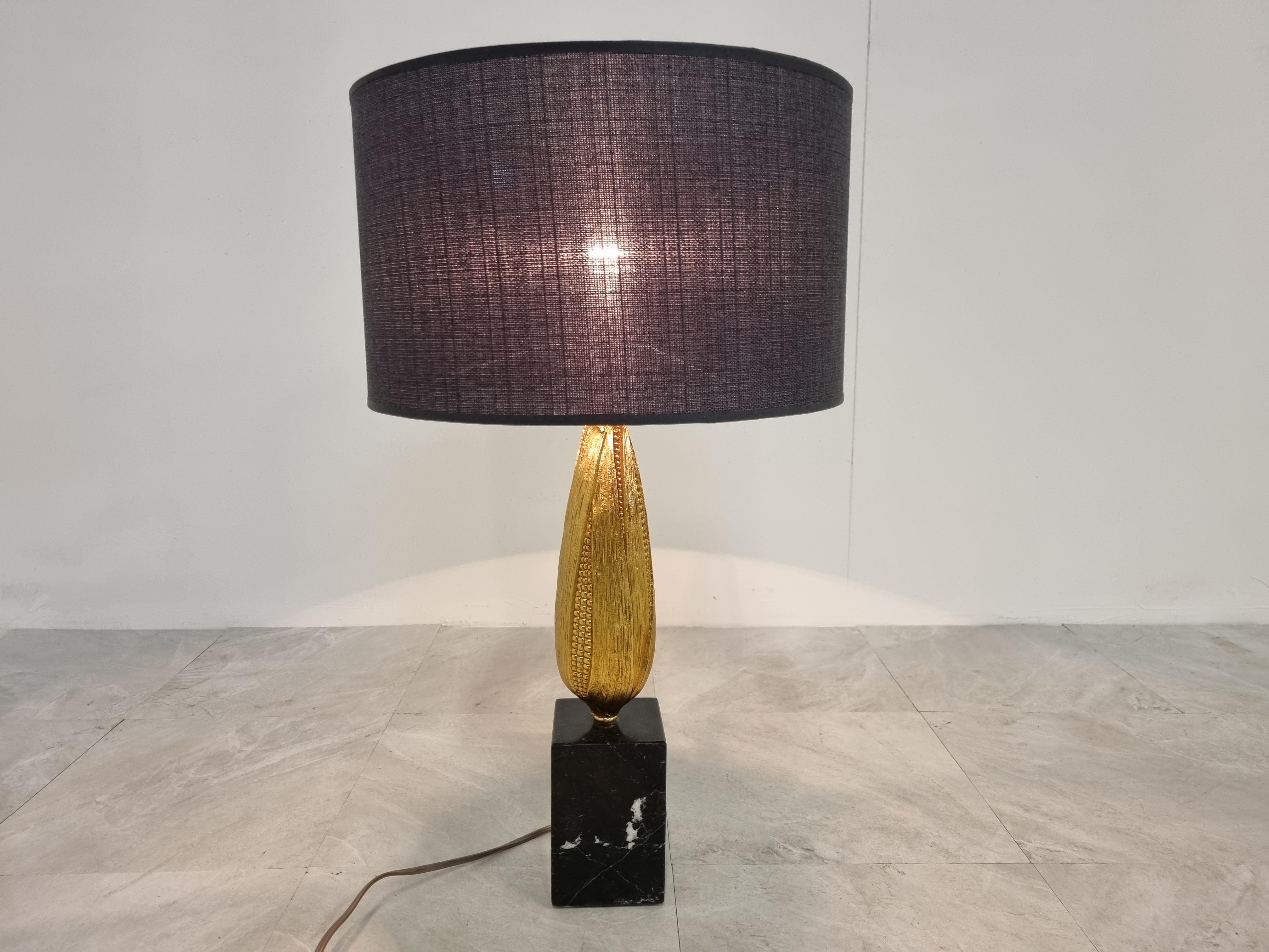 Charming corn table lamp.

The corn sculpture is made of brass and is nicely detailed.

Black and white veined marble base and a new lamp shade.

Lamp is tested and ready to use with a single E27 lighbubl. Works all over the world.

1970s -