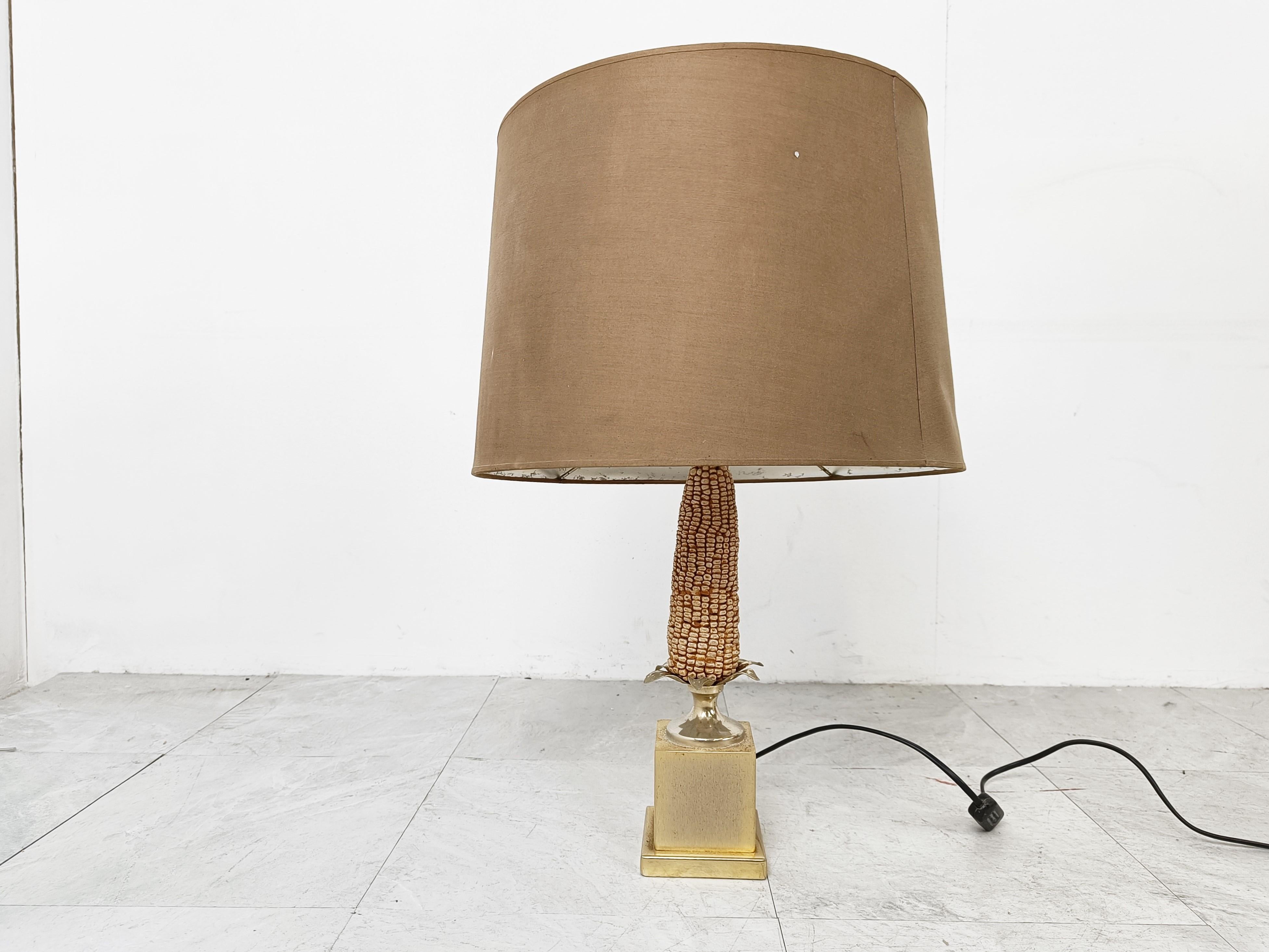 Charming corn table lamp.

The corn sculpture is made of resin and is nicely detailed.

Brass base and original lamp shade (worn inside but still very usable)

Lamp is tested and ready to use with a single E27 lightbulb. Works all over the