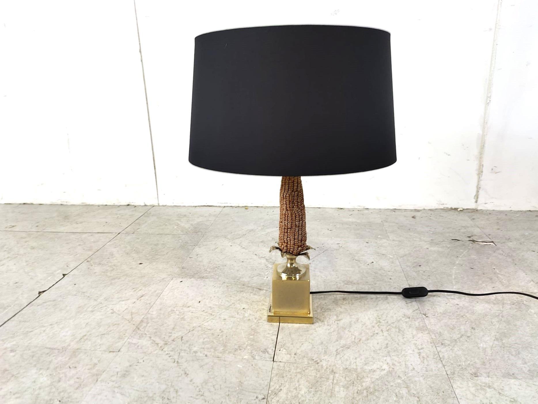 Encantadora lámpara de sobremesa de maíz.

La escultura de maíz está hecha de resina y está muy bien detallada.

Base de latón y nueva pantalla negra y dorada.

La lámpara está probada y lista para usar con una sola bombilla E27. Trabaja en todo el