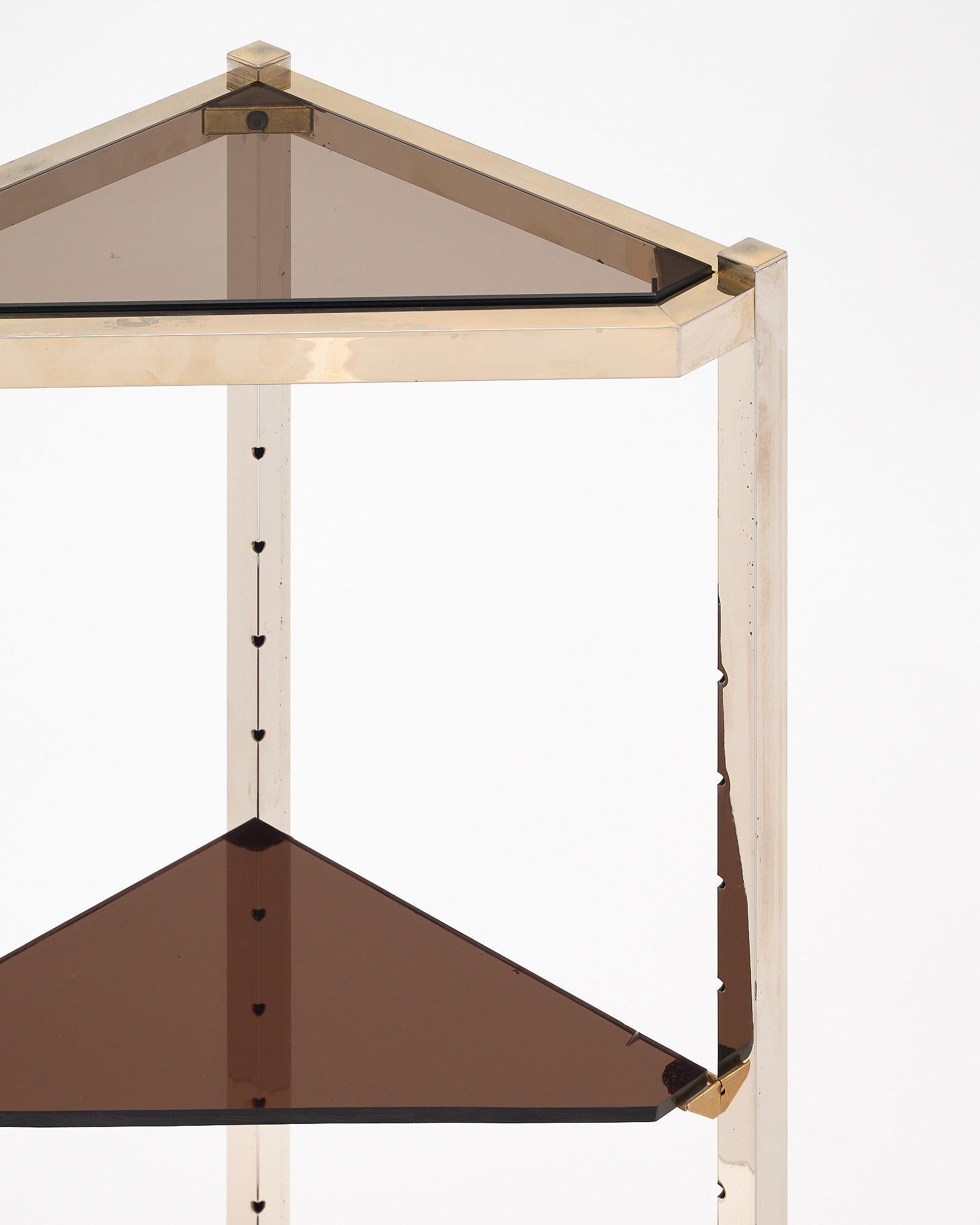 Table d'angle française avec structure en métal et trois étagères en verre fumé. L'étagère centrale est réglable.
