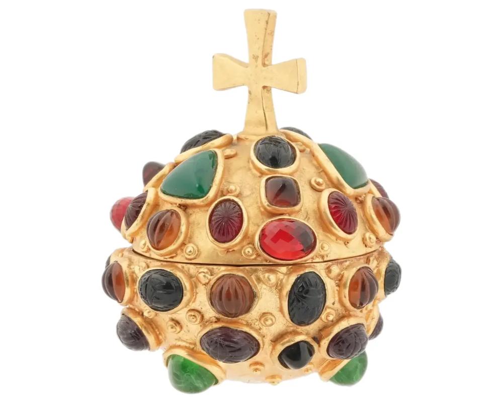 A finely executed vintage French orbe box in the style of Gripoix Paris, made of rich gold tone alloy and set throughout the exterior with large and bright color glass cabochons of red, amber, green and purple colors. The lid features a cross on