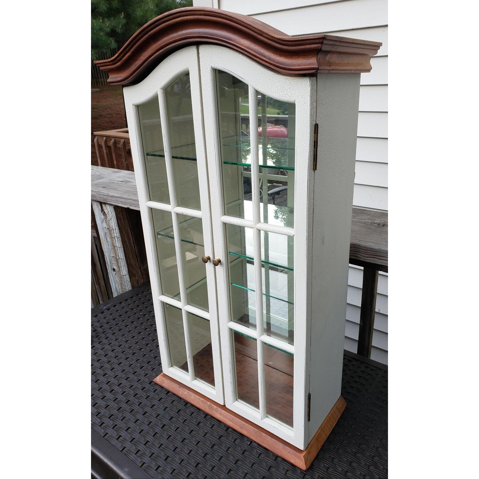 Vieille armoire murale en bois de noyer avec dessus en arc en bois et verre. Porte française. Peinture craquelée peinture blanche antique. Miroir arrière et 3 étagères en verre. Les tablettes en verre mesurent 14