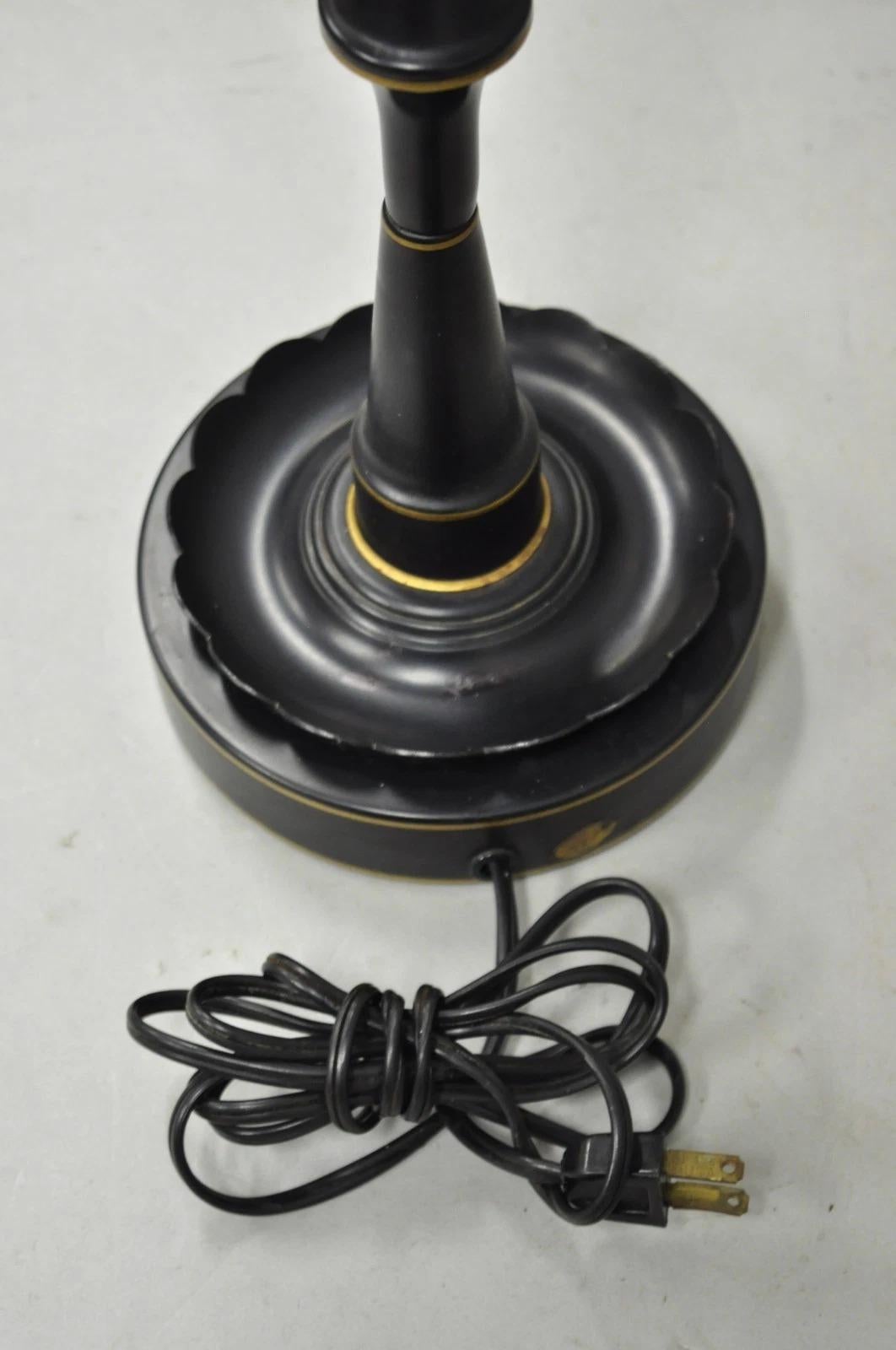 Lámpara de sobremesa de tres brazos de metal tole negro de estilo rural francés con pantalla en venta 3