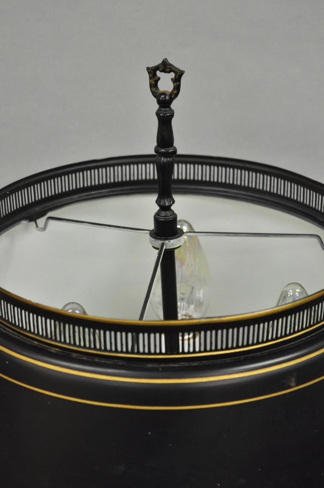 Lámpara de sobremesa de tres brazos de metal tole negro de estilo rural francés con pantalla en venta 4