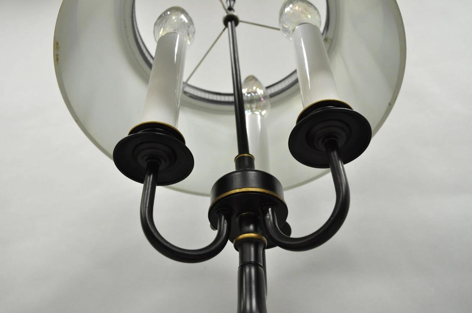 Lámpara de sobremesa de tres brazos de metal tole negro de estilo rural francés con pantalla en venta 5