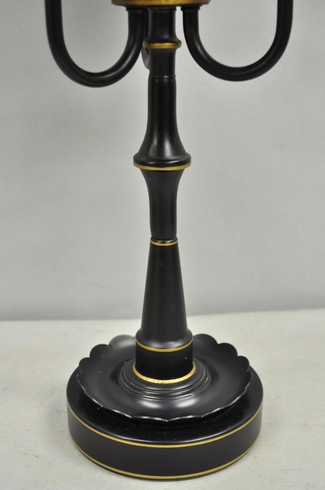 Lámpara de sobremesa de tres brazos de metal tole negro de estilo rural francés con pantalla en venta 6