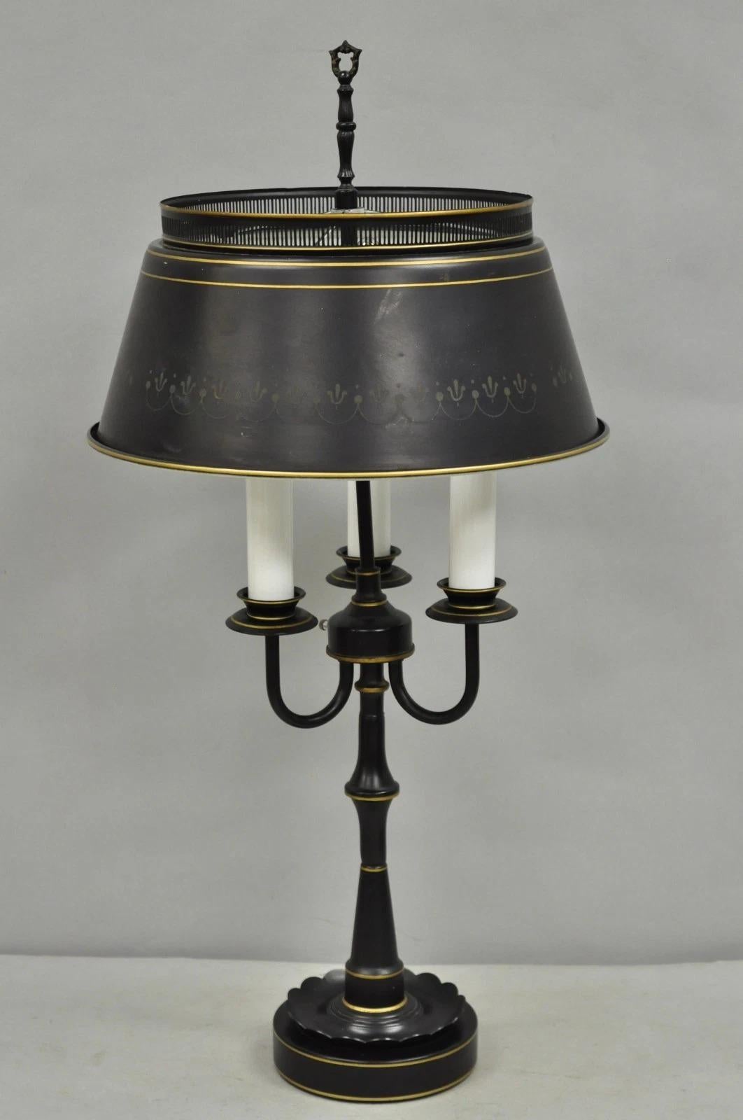 Lámpara de sobremesa de tres brazos de metal tole negro de estilo rural francés con pantalla en venta 7