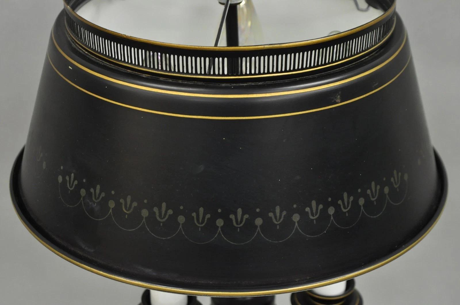 Lámpara de sobremesa de tres brazos de metal tole negro de estilo rural francés con pantalla Otro en venta