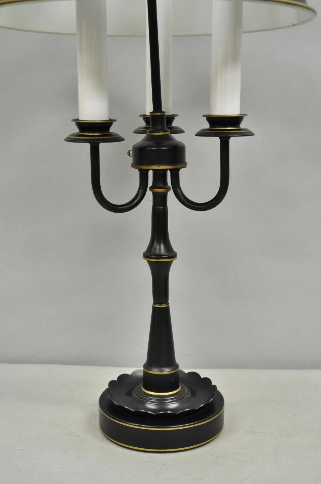 Lámpara de sobremesa de tres brazos de metal tole negro de estilo rural francés con pantalla Desconocido en venta