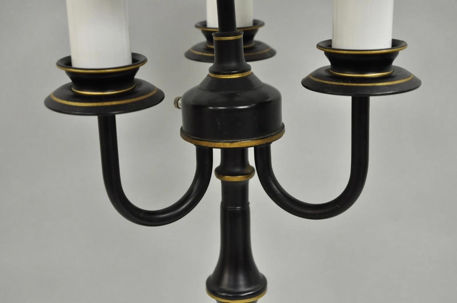 Lámpara de sobremesa de tres brazos de metal tole negro de estilo rural francés con pantalla en Bueno estado para la venta en Philadelphia, PA