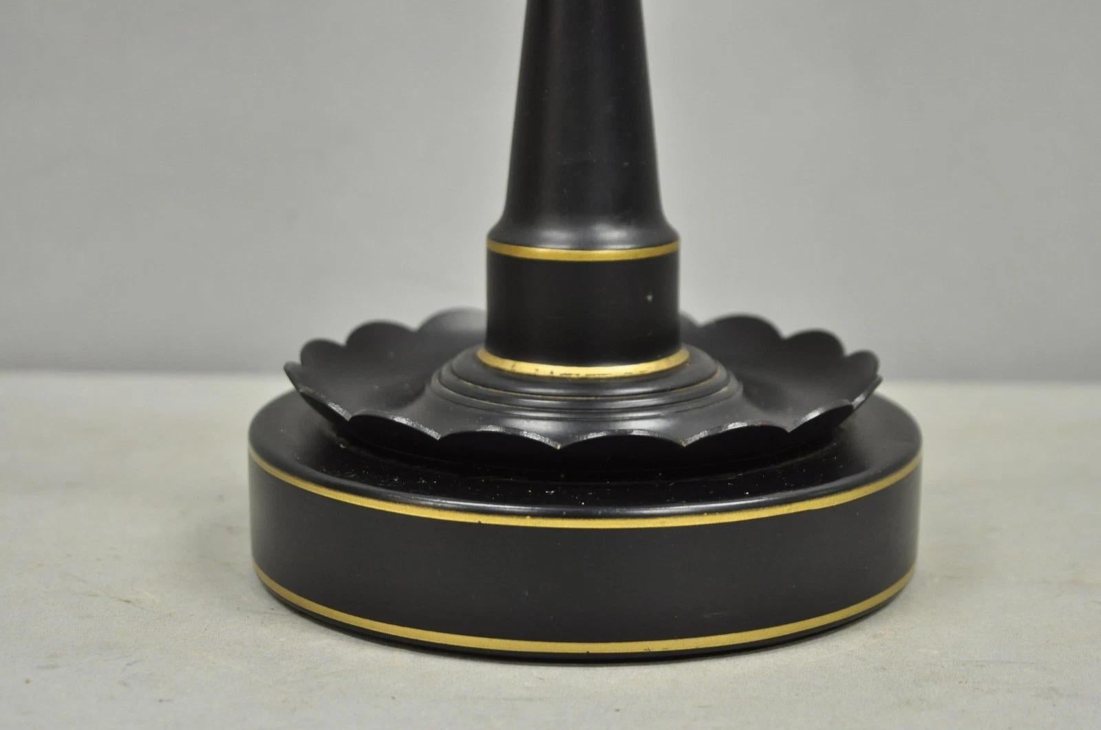 Lámpara de sobremesa de tres brazos de metal tole negro de estilo rural francés con pantalla siglo XX en venta