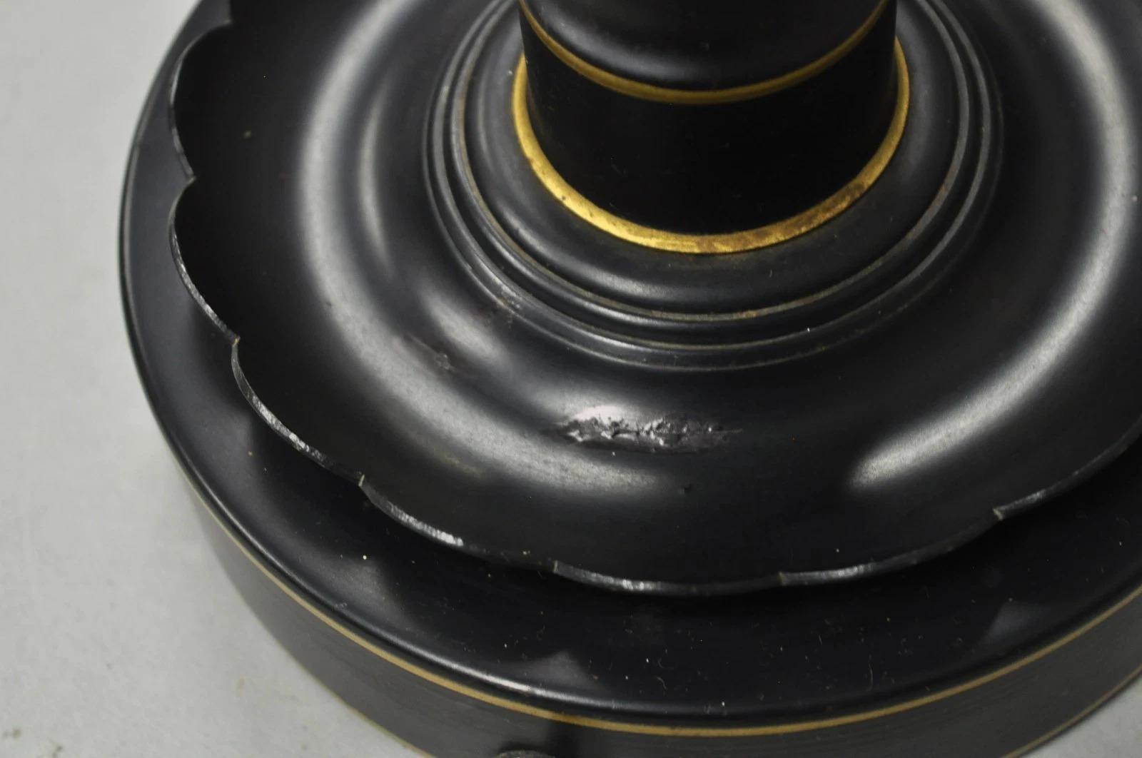 Lámpara de sobremesa de tres brazos de metal tole negro de estilo rural francés con pantalla Metal en venta