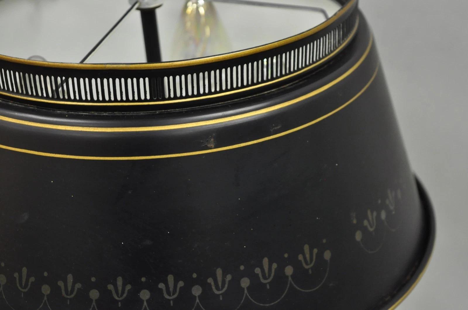 Lámpara de sobremesa de tres brazos de metal tole negro de estilo rural francés con pantalla en venta 2