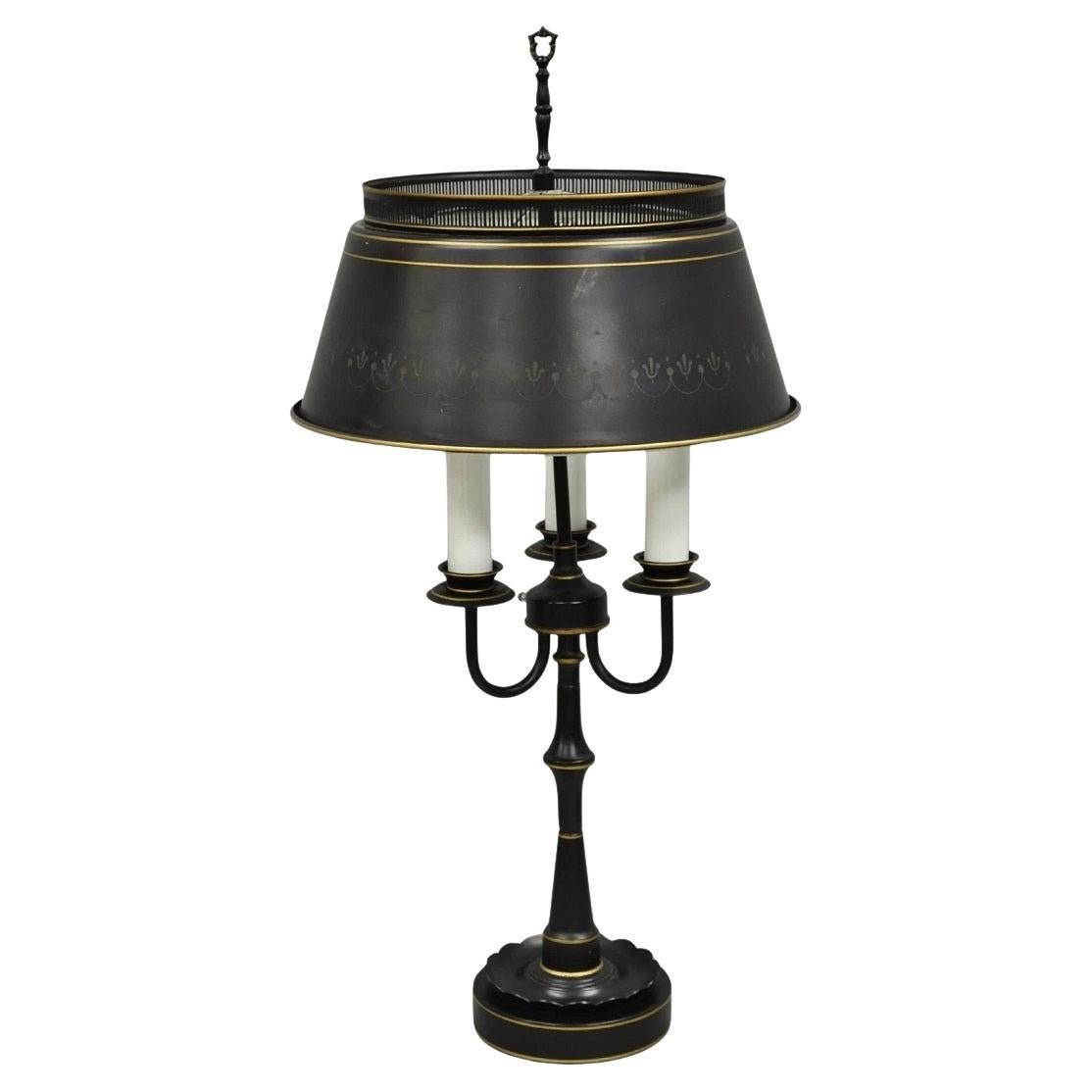 Lámpara de sobremesa de tres brazos de metal tole negro de estilo rural francés con pantalla en venta