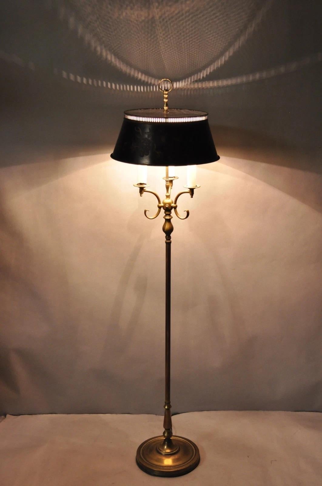 Bitte teilen Sie uns Ihre Postleitzahl mit, um ein günstigeres Angebot für den Versand innerhalb der USA anzufordern.

Vintage Französisch Land Messing Lesen Stehleuchte mit Obst Ernte gemalt Tole Metall Schatten. Circa Mitte des 20. Jahrhunderts.