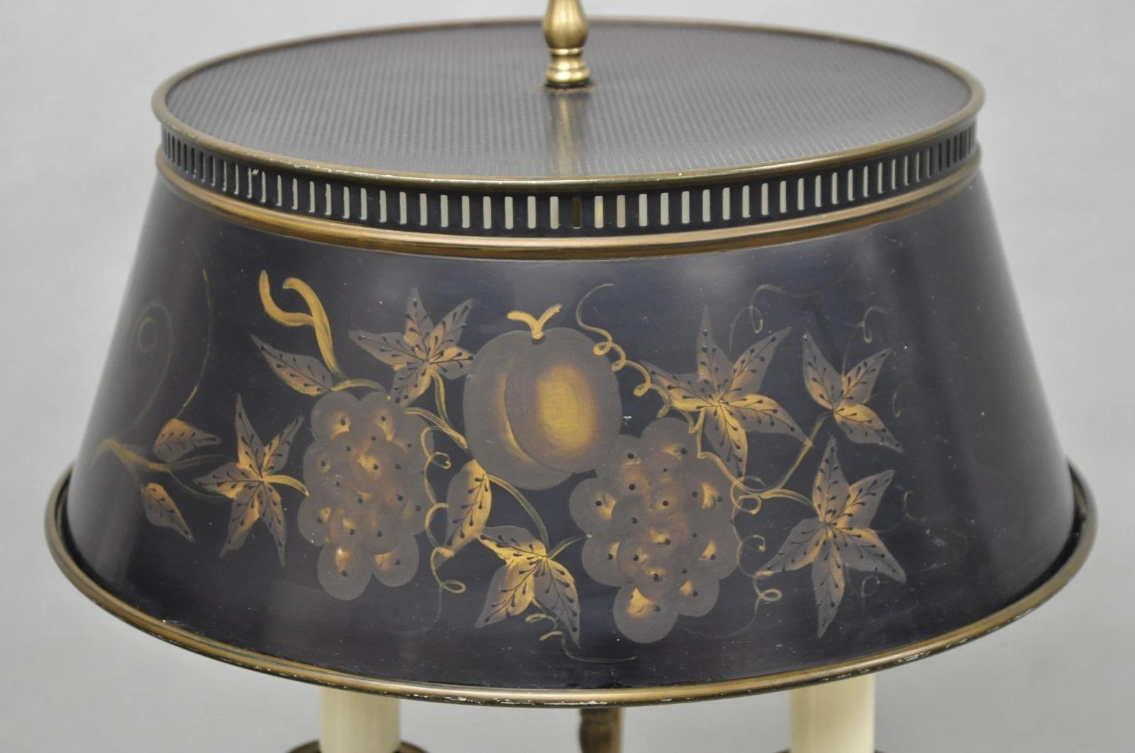 Vintage Französisch Land Messing Lesen Stehleuchte mit Tole Metall Schatten im Zustand „Gut“ im Angebot in Philadelphia, PA