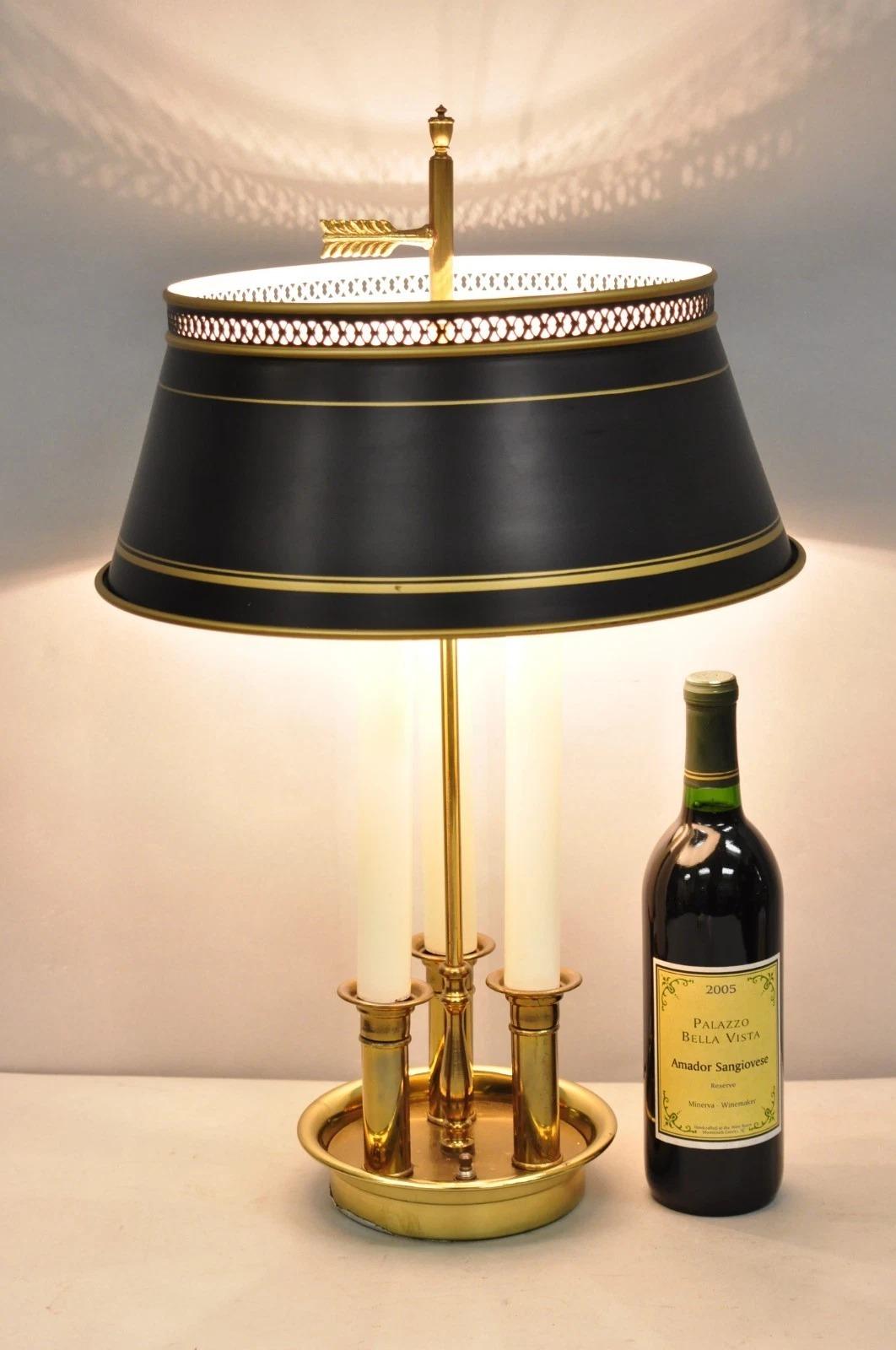 Lampada da tavolo Bouillotte con paralume in ottone e metallo. Circa alla fine del XX secolo. Misure: 23