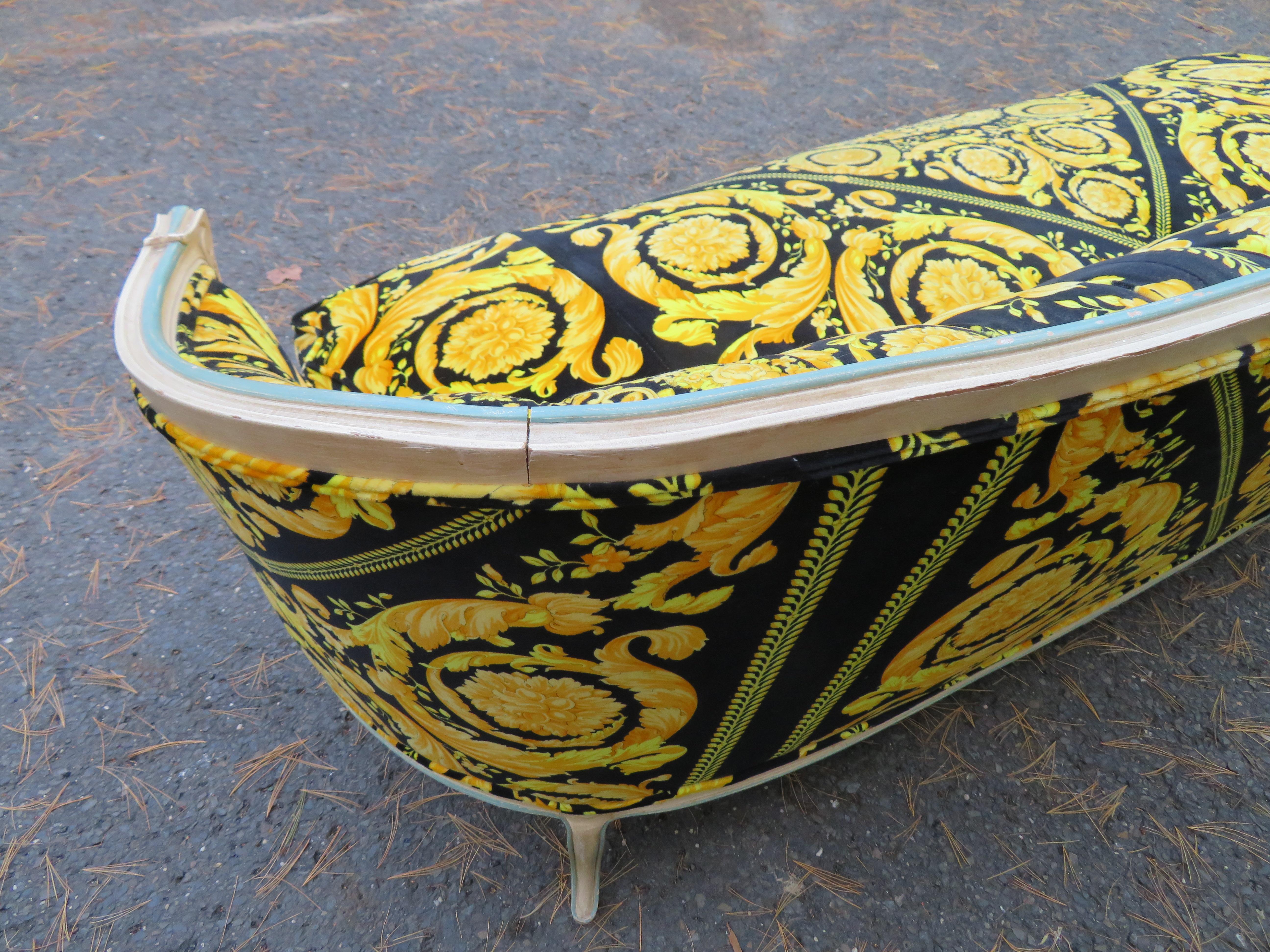 Tissu d'ameublement Sofa vintage en bois courbé sculpté de style campagnard français avec tissu en velours Versace personnalisé en vente