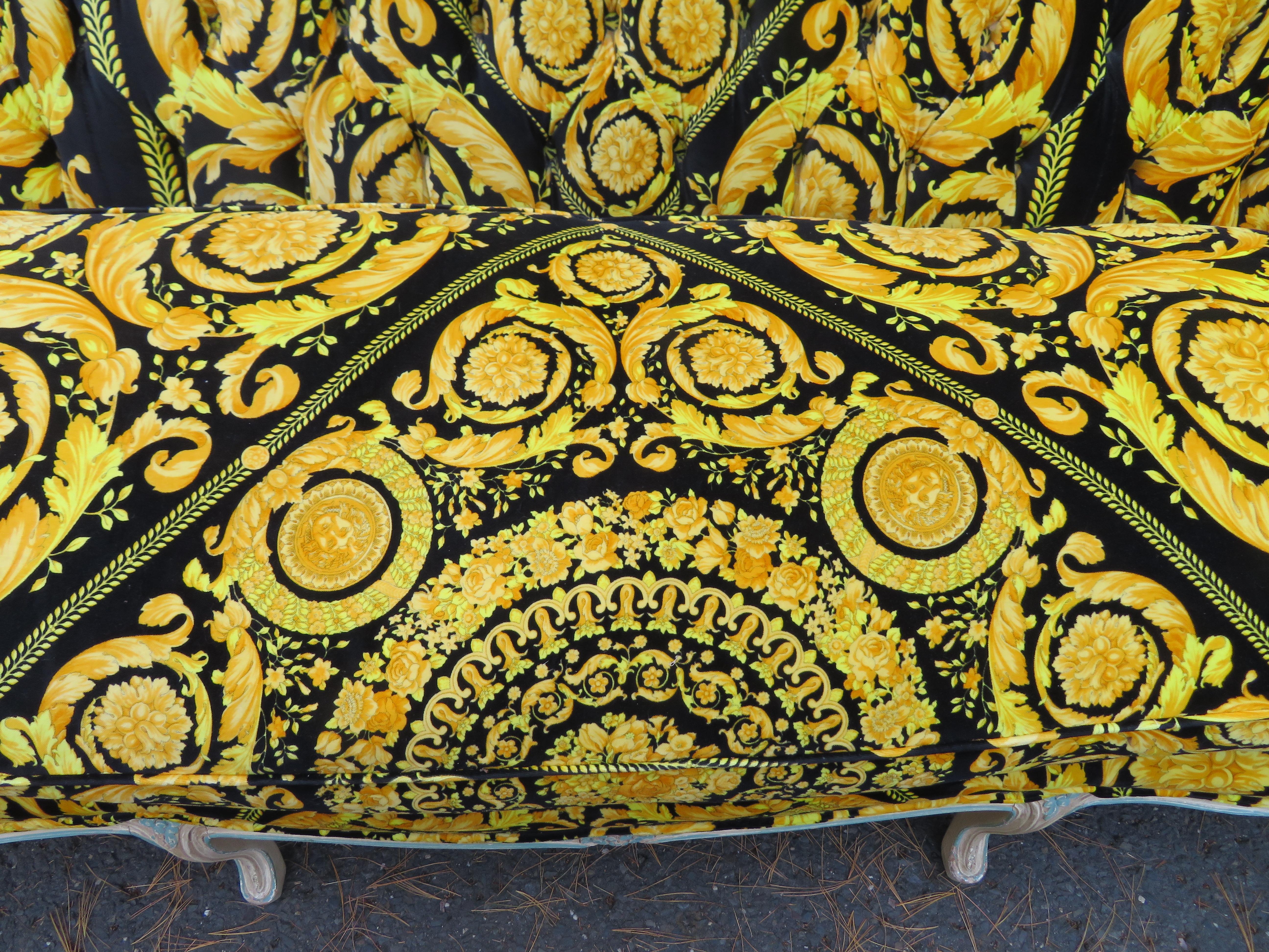 Sofa vintage en bois courbé sculpté de style campagnard français avec tissu en velours Versace personnalisé en vente 4