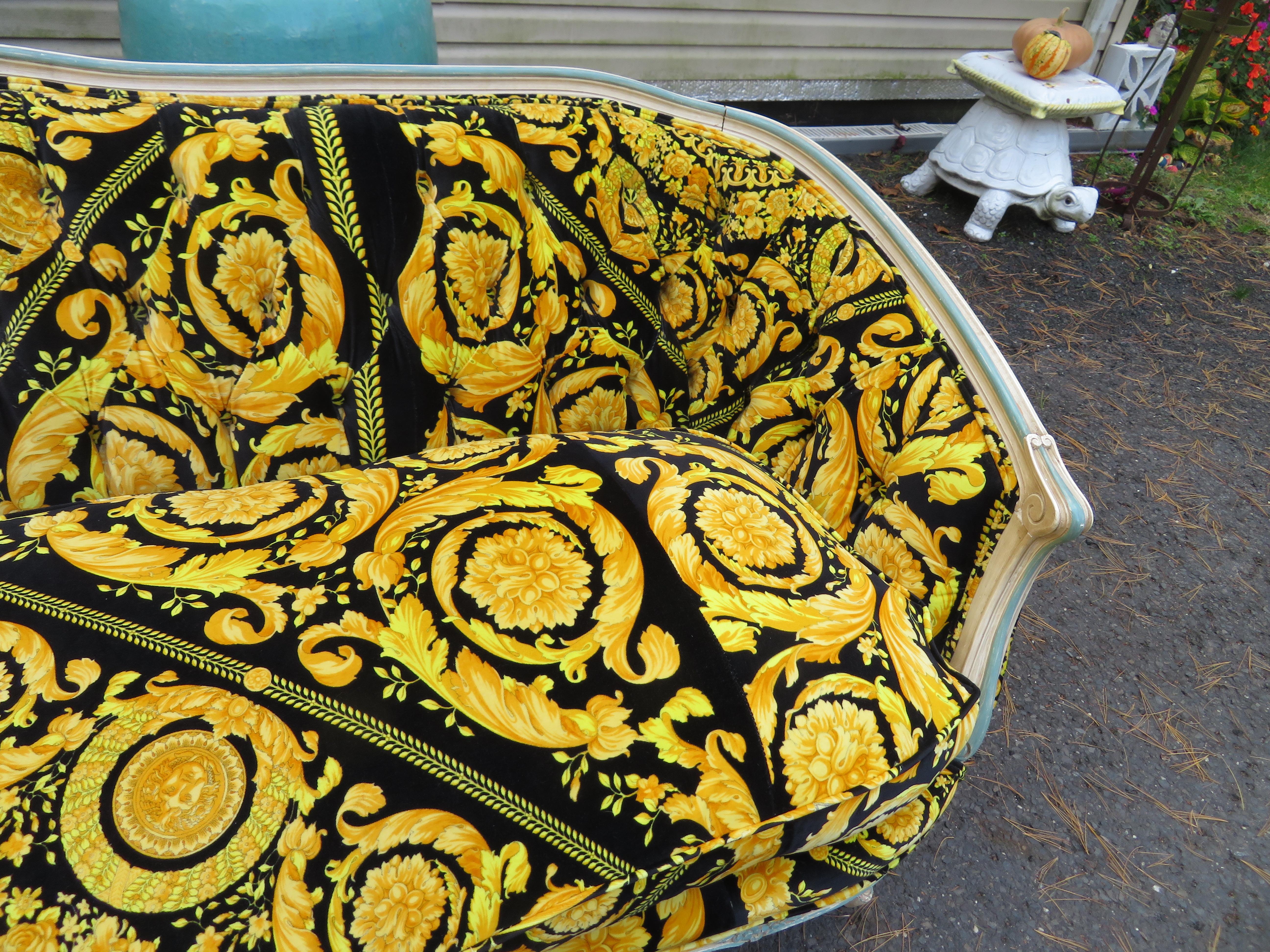 Sofa vintage en bois courbé sculpté de style campagnard français avec tissu en velours Versace personnalisé en vente 4