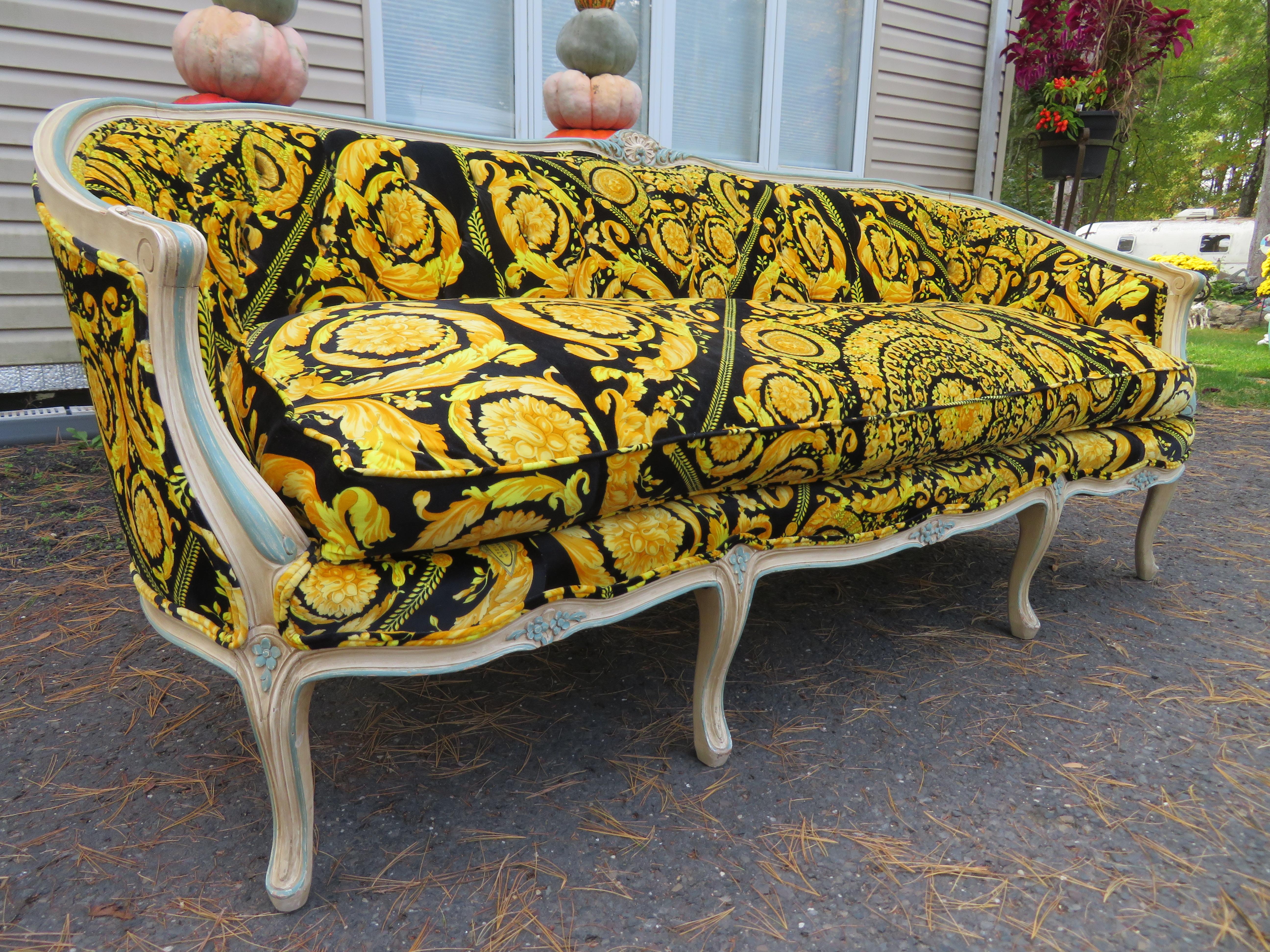 Sofa vintage en bois courbé sculpté de style campagnard français avec tissu en velours Versace personnalisé en vente 7