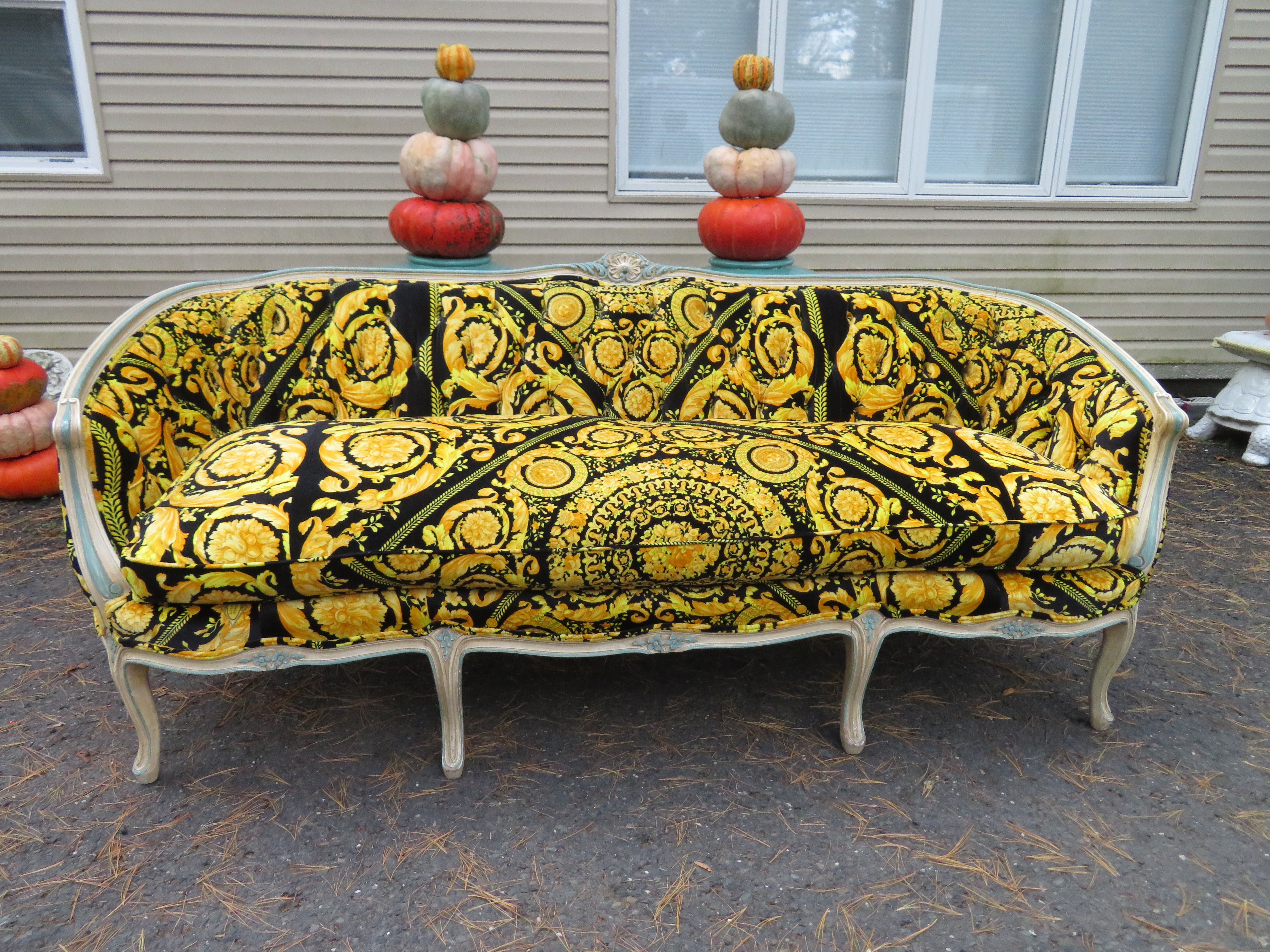 Vintage French Country Louis XV Style geschnitztes Holzsofa mit Versace Samtstoff. Der fabelhafte Giovanni Versace Samtstoff ist atemberaubend in Person und ist in einem tollen Vintage-Zustand. Wir lieben die gut geschnitzten Kabriole Beine zusammen